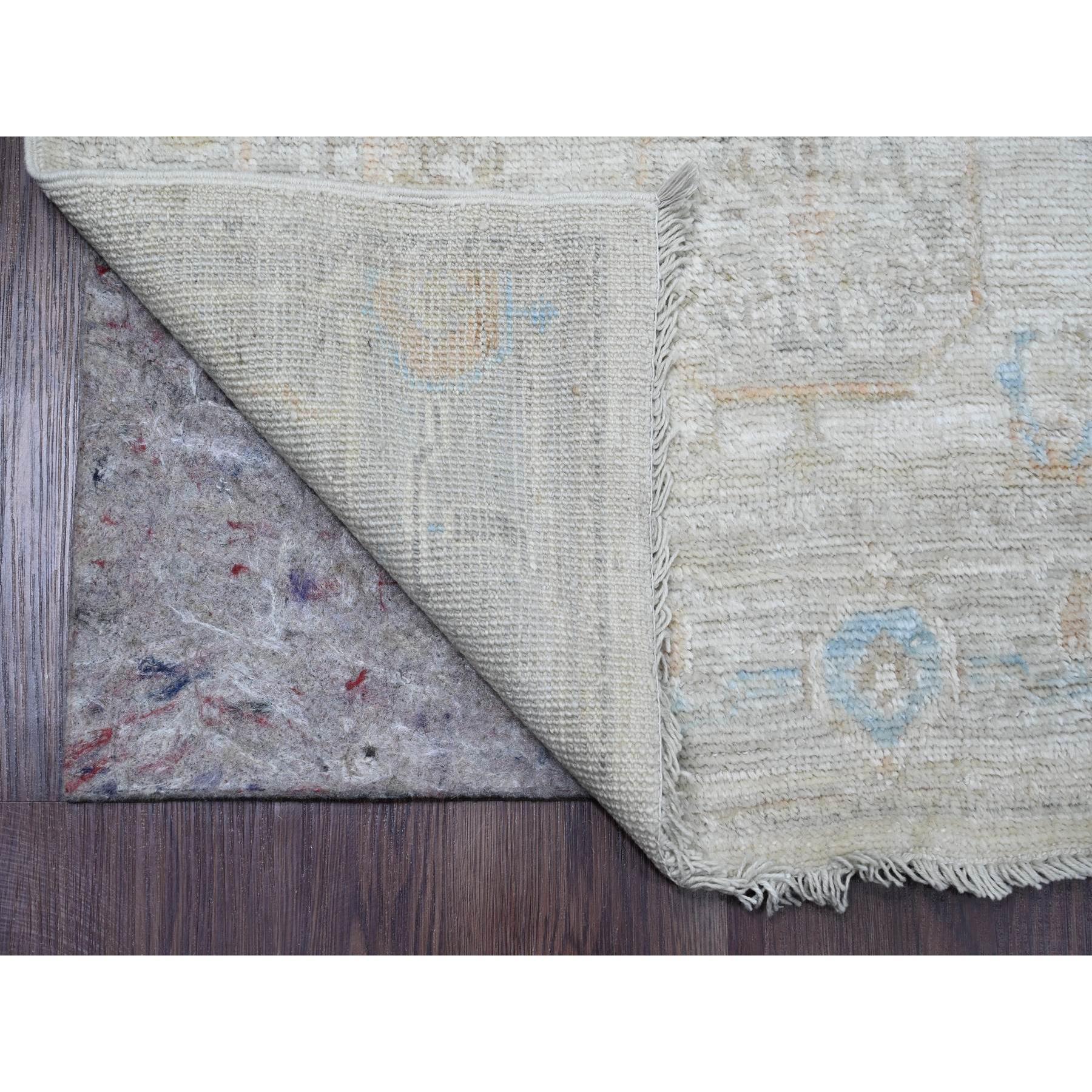 Bianco Alabastro, annodato a mano, Afghan Angora Oushak con grandi disegni di foglie, tinture vegetali, 100% lana, Runner, Tappeto orientale
Materiali primari: Lana
Lattice: No Pile 
altezza: 0,25 pollici
Stile: Di transizione
Colore primario: