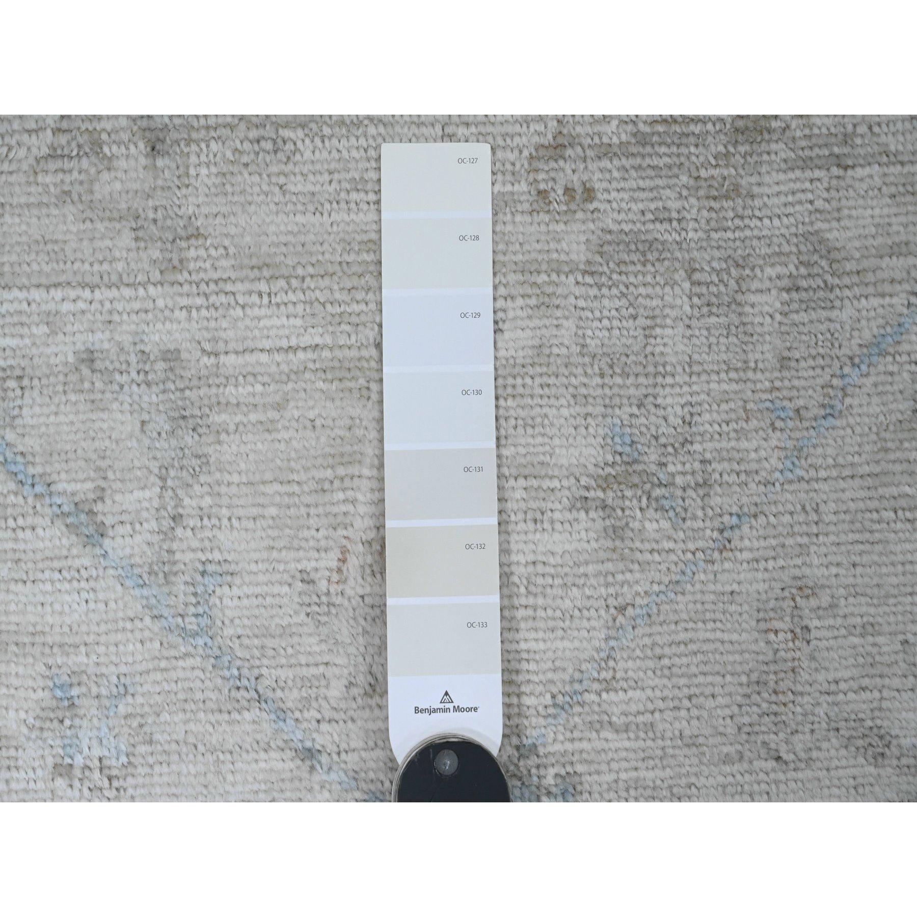 Afghano Tappeto Runner in lana bianco annodato a mano in angora afghana con design a foglie di Oushak in vendita