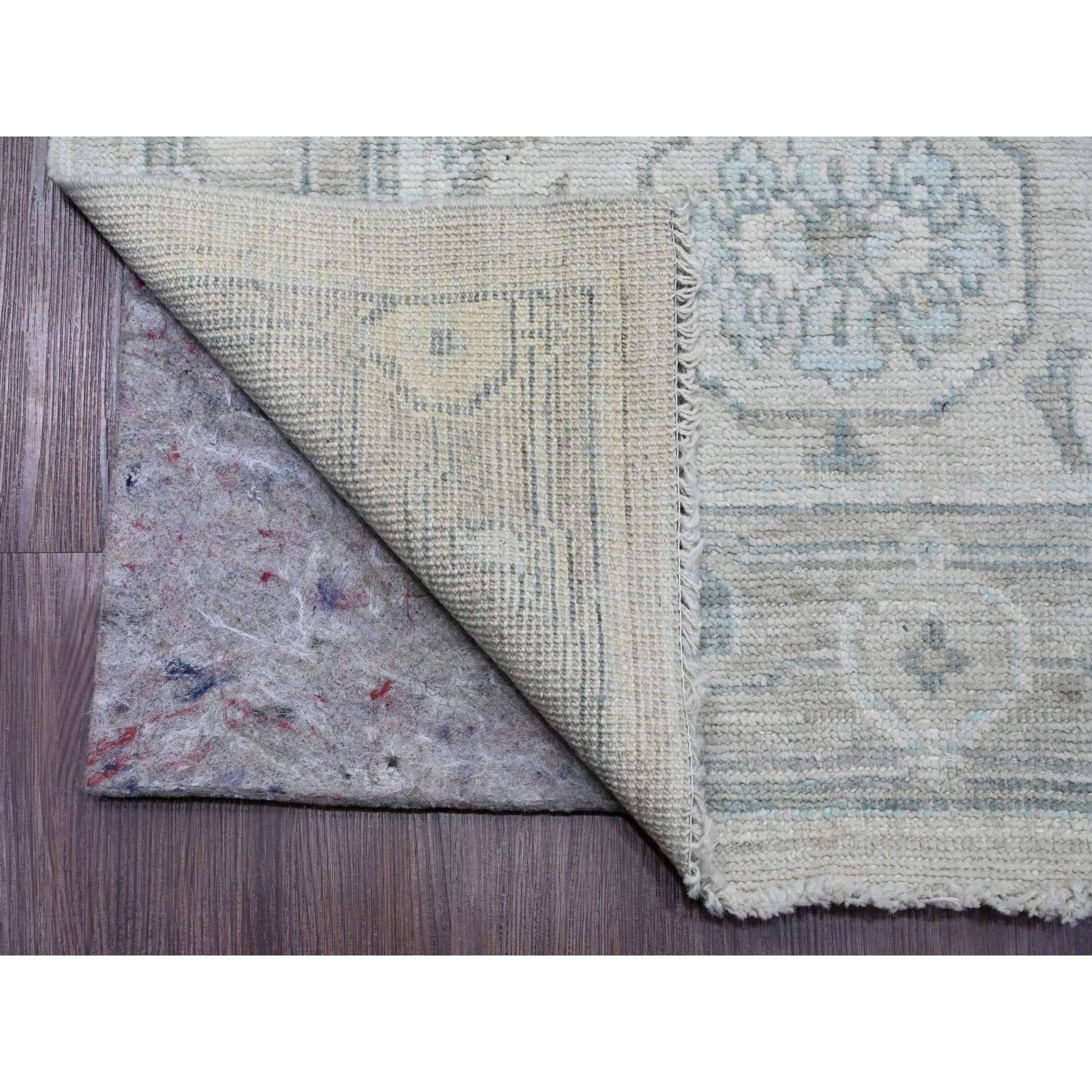 Alabaster Weiß, Afghanischer Angora Oushak mit großem Blattmuster, Handgeknüpft, Pflanzenfarben, 100% Wolle, Läufer, Orientteppich
Primäre MATERIALIEN: Wolle
Latex: Kein Flor 
Höhe: 0,25 Zoll
Stil: Transitional
Grundfarbe: Elfenbein
Sekundäre