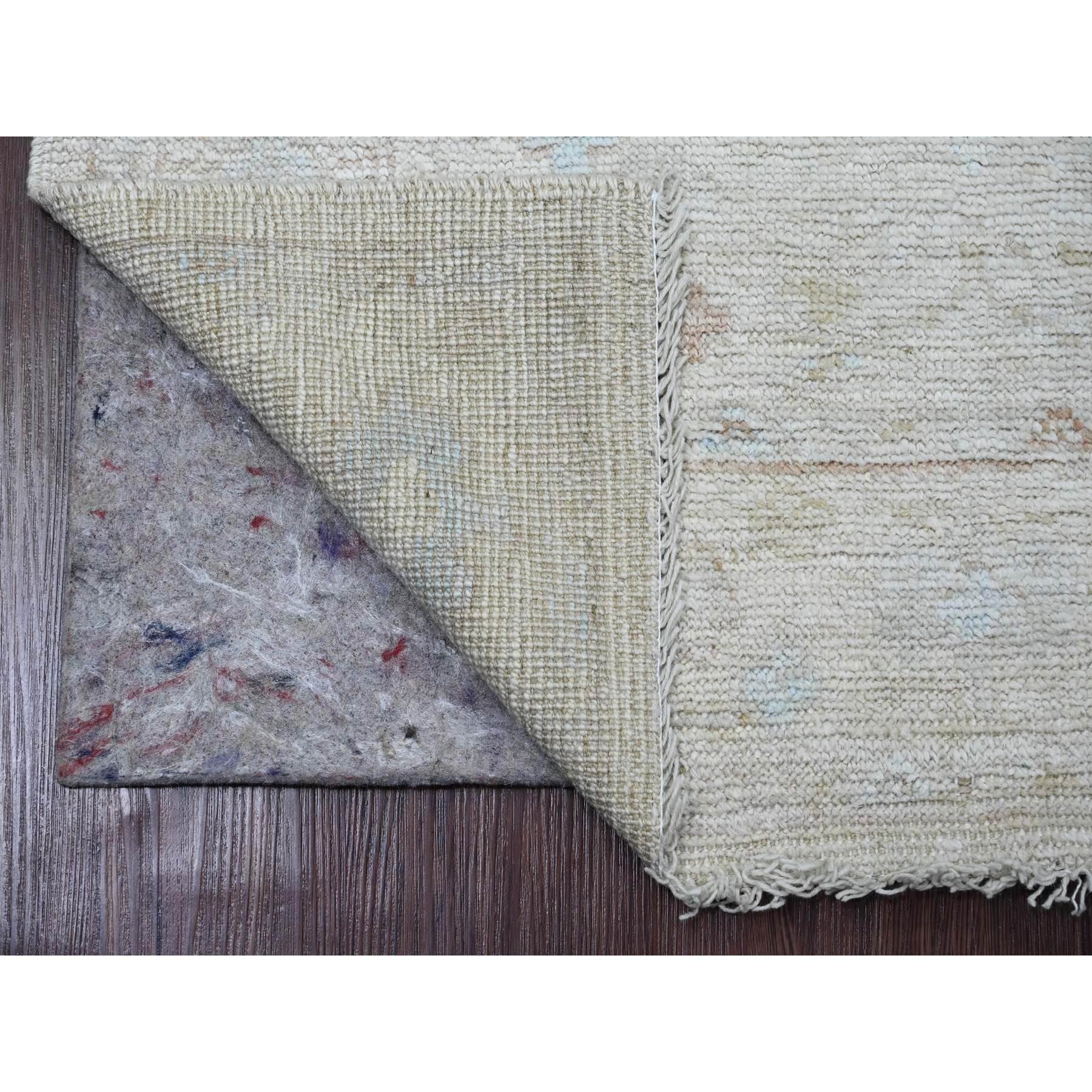 Alabaster Weiß, Afghanischer Angora Oushak mit Allover-Muster, Handgeknüpft, Natürliche Farbstoffe, 100% Wolle, Läufer, Orientteppich
Primäre MATERIALIEN: Wolle
Latex: Kein Flor 
Höhe: 0,25 Zoll
Stil: Transitional
Grundfarbe: Elfenbein
Sekundäre