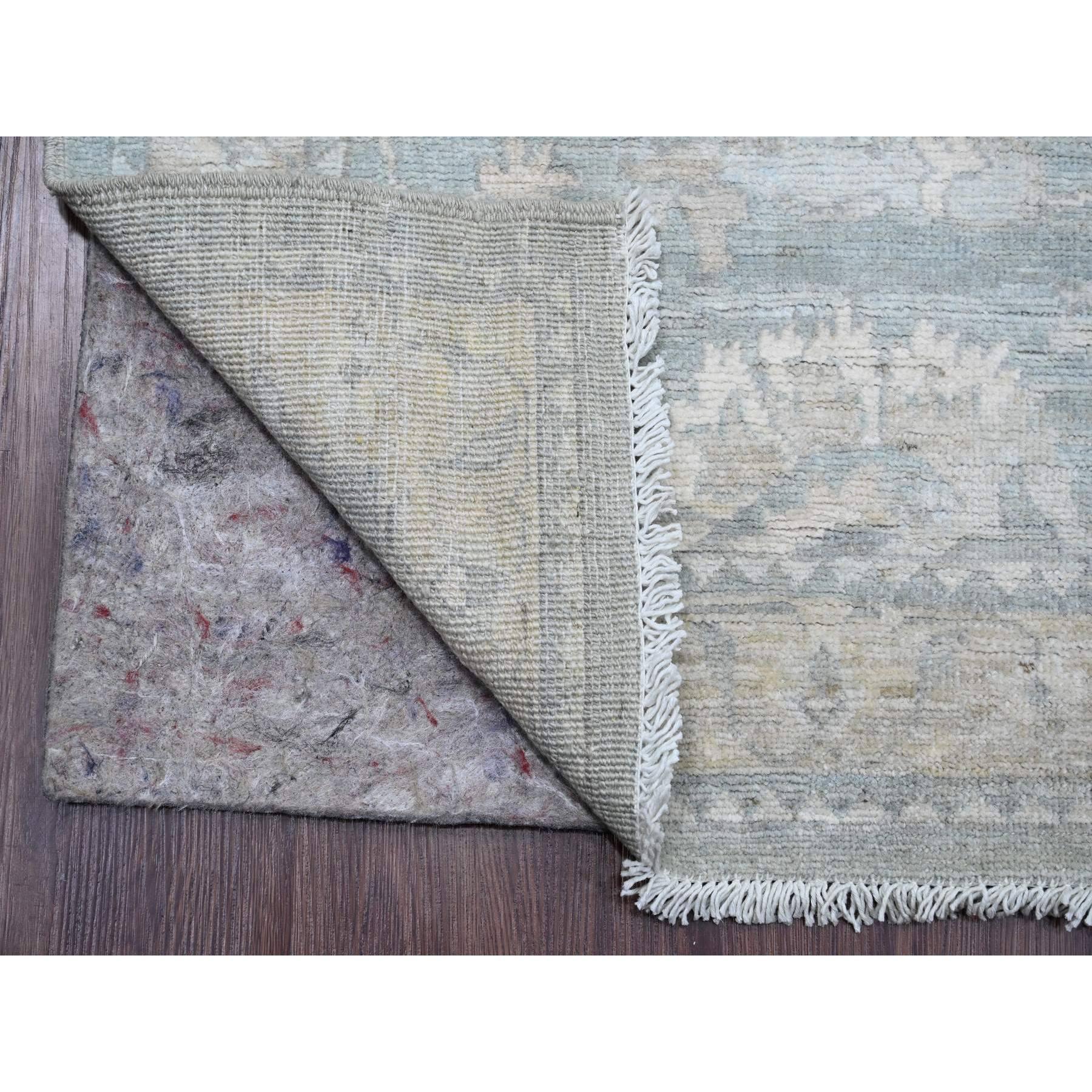 Misty Gray, Stone Washed Peshawar mit All Over Leaf Design, Handgeknüpft, Natürliche Farbstoffe, 100% Wolle, Läufer, Orientteppich
Primäre MATERIALIEN: Wolle
Latex: Kein Flor 
Höhe: 0,25 Zoll
Stil: Transitional
Grundfarbe: Grau
Sekundärfarben: