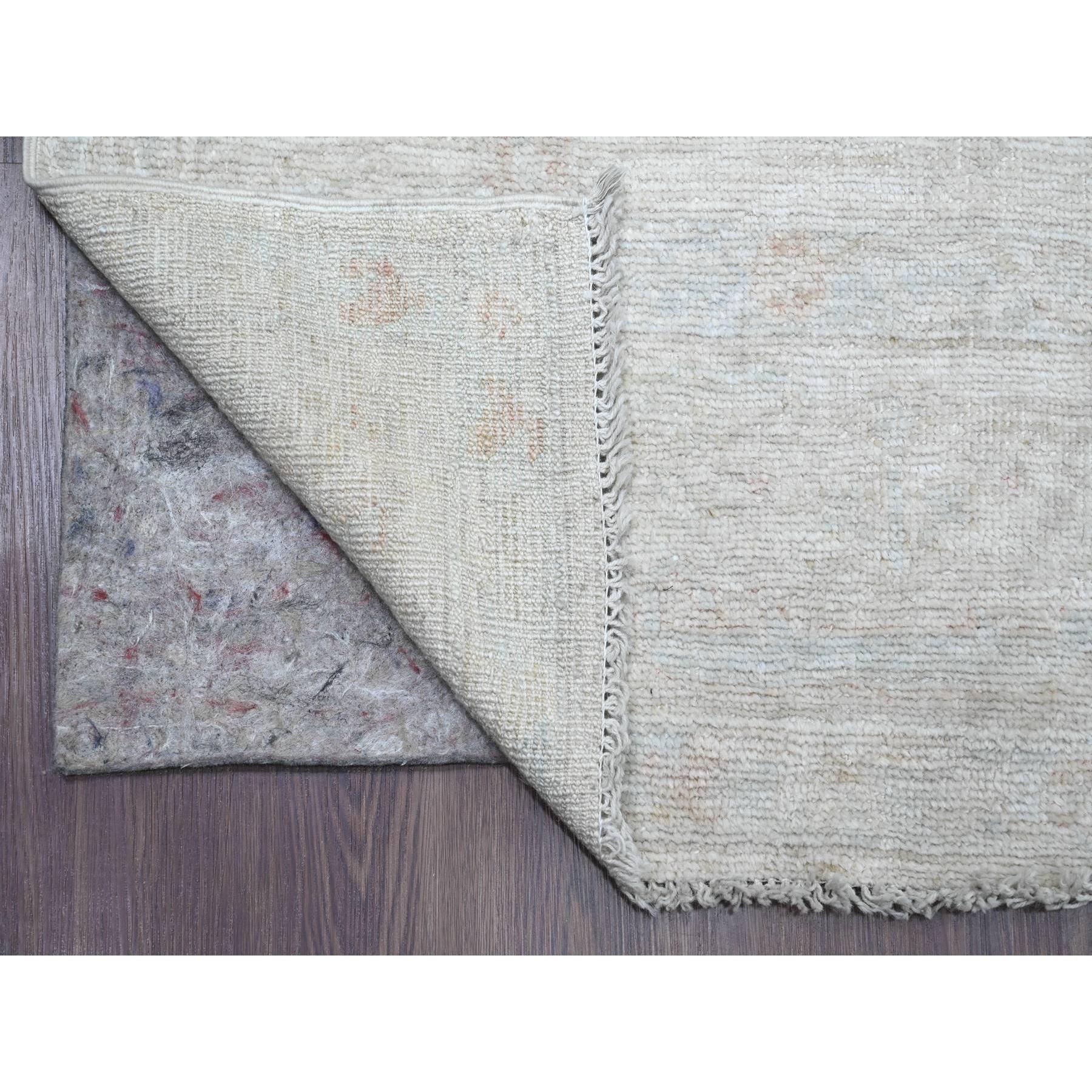 Chiffon Weiß, Handgeknüpft, Afghanischer Angora Oushak mit verblasstem Blatt-Design, Natürliche Farbstoffe, 100% Wolle, Orientteppich
Primäre MATERIALIEN: Wolle
Latex: Kein Flor 
Höhe: 0,25 Zoll
Stil: Transitional
Grundfarbe: Elfenbein
Sekundäre