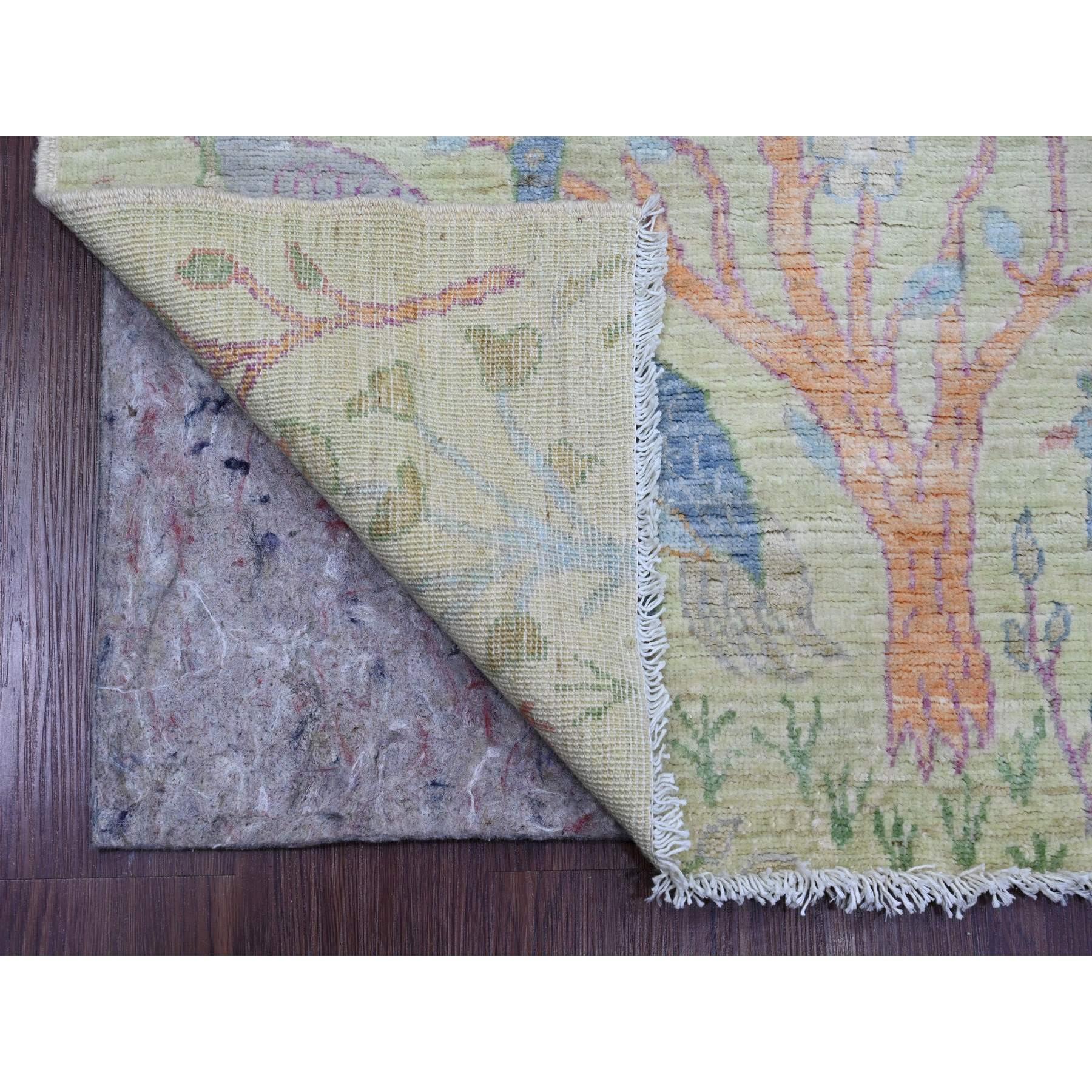 Swamp Green, noué à la main, Afghan Peshawar avec motifs d'oiseaux de paradis, laine douce, teintures végétales, chemin de table, tapis d'Orient
Matières premières : Laine
Latex : Pas de poils 
hauteur : 0,25 pouces
Style : Transitionnel
Couleur