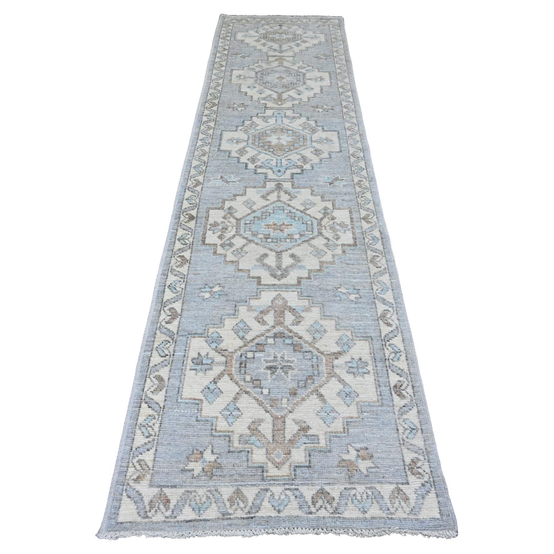2'8 "x10'7" Grigio Anatolian Village Inspired Hand Knots Rugs Tappeto orientale in lana annodato a mano
