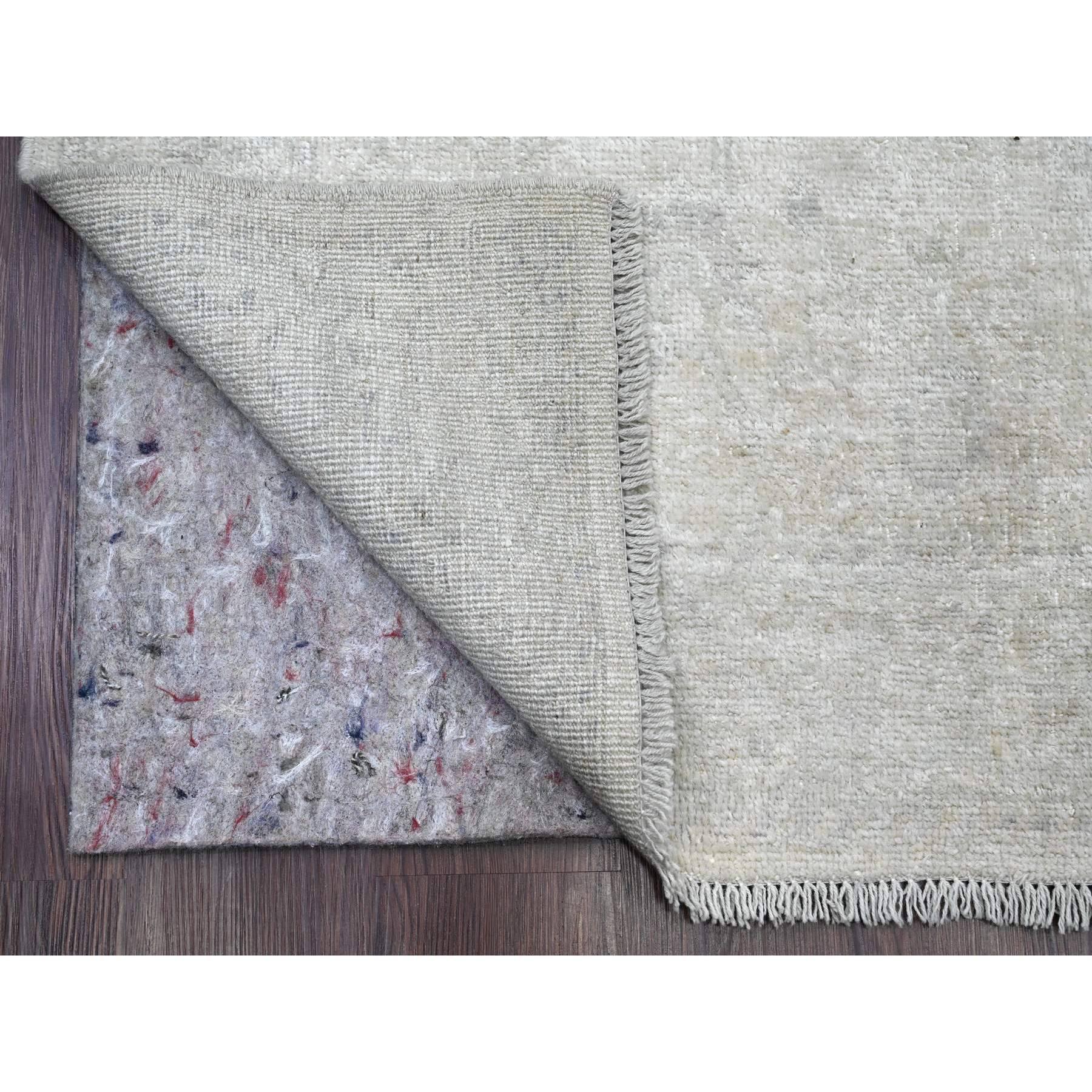 Smoke White, Afghanischer Angora Oushak mit Blattmuster, handgeknüpft, natürliche Farbstoffe, 100% Wolle, breiter und langer Läufer, Orientteppich
Primäre MATERIALIEN: Wolle
Latex: Kein Flor 
Höhe: 0,25 Zoll
Stil: Transitional
Grundfarbe: