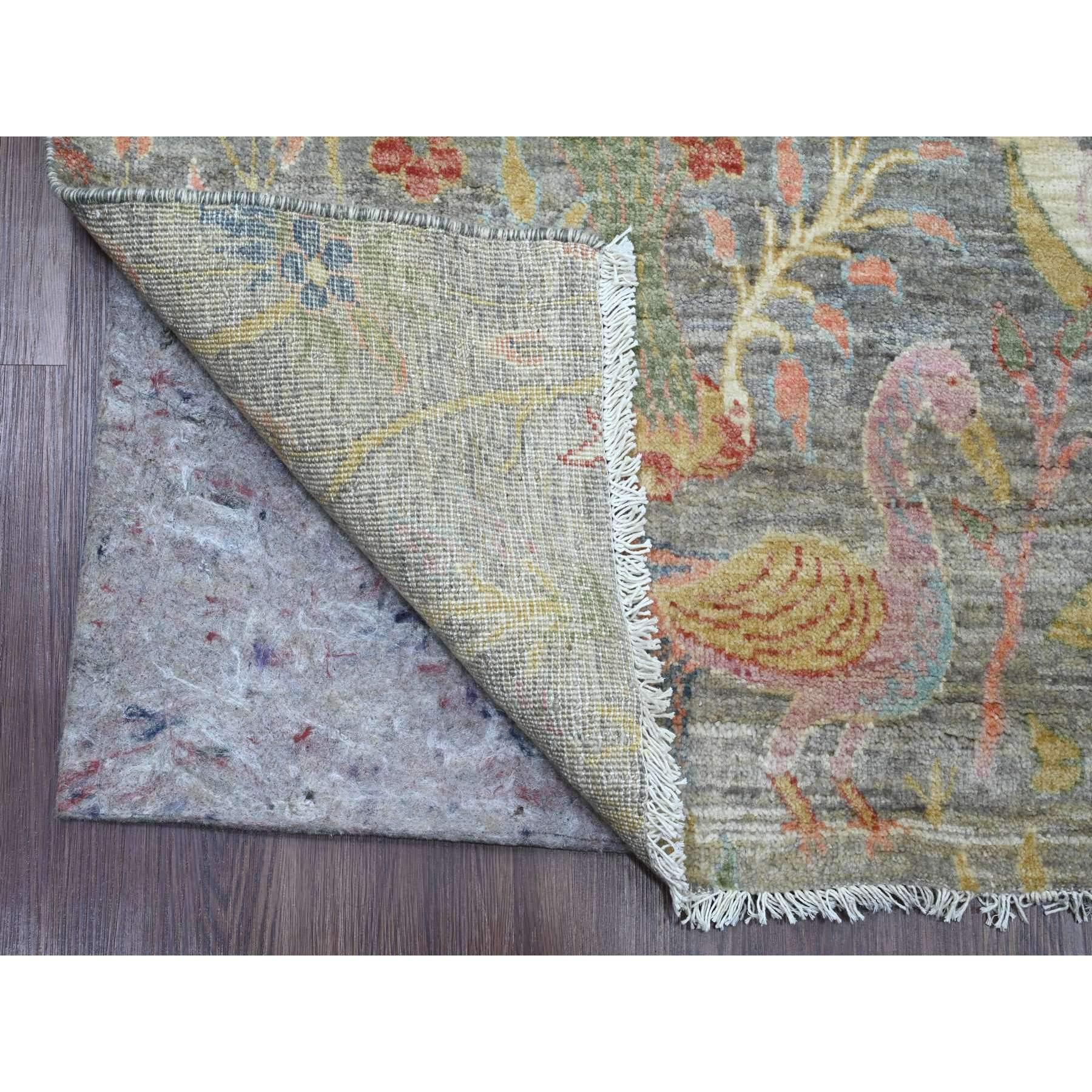Spanish Gray, Afghan Peshawar mit Paradiesvogel-Design, handgeknüpft, weiche Wolle, Veggie-Farben, Galerieformat, breiter Läufer, Orientteppich
Primäre MATERIALIEN: Wolle
Latex: Kein Flor 
Höhe: 0,25 Zoll
Stil: Transitional
Grundfarbe: