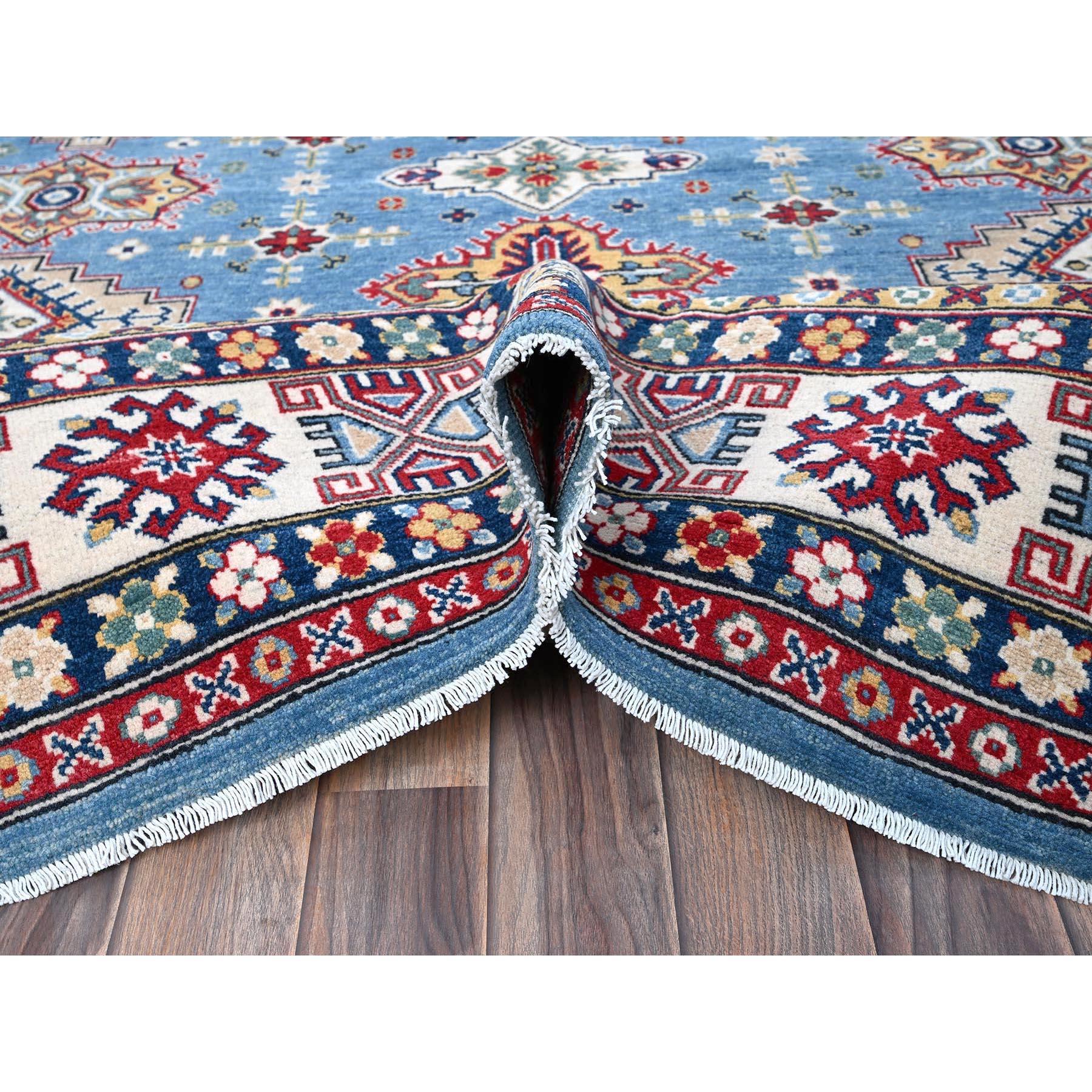 8'x10' Tapis en laine douce noué à la main, bleu Kazak avec motifs de médaillons tribaux Neuf à Carlstadt, NJ