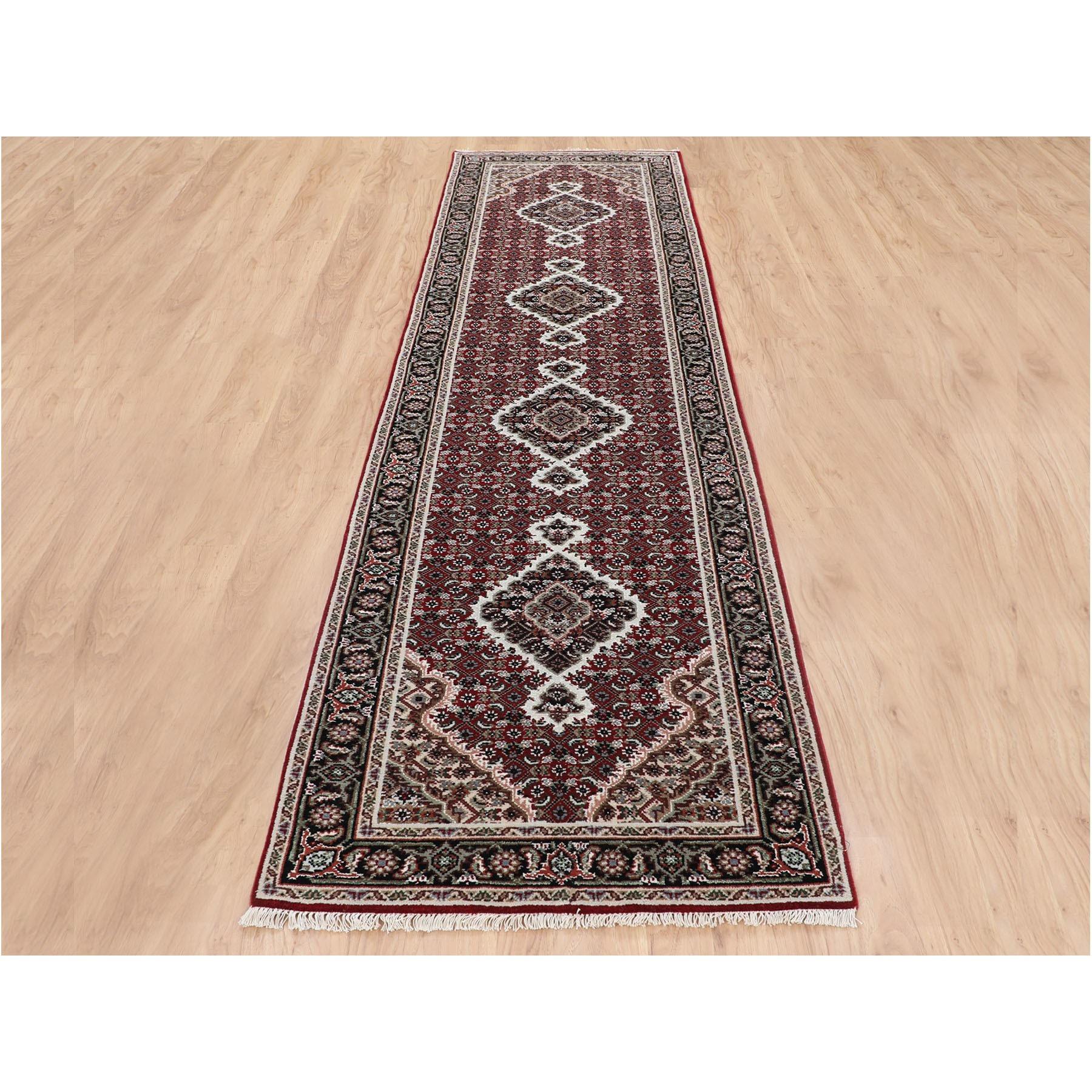 Dies ist eine wirklich echte one-of-a-kind Red Tabriz Mahi Fisch Design Wolle handgeknüpft Läufer Teppich. Es wurde monatelang in der jahrhundertealten persischen Webtechnik von erfahrenen Handwerkern geknüpft.
Primäre MATERIALIEN: Wolle
Latex: Kein