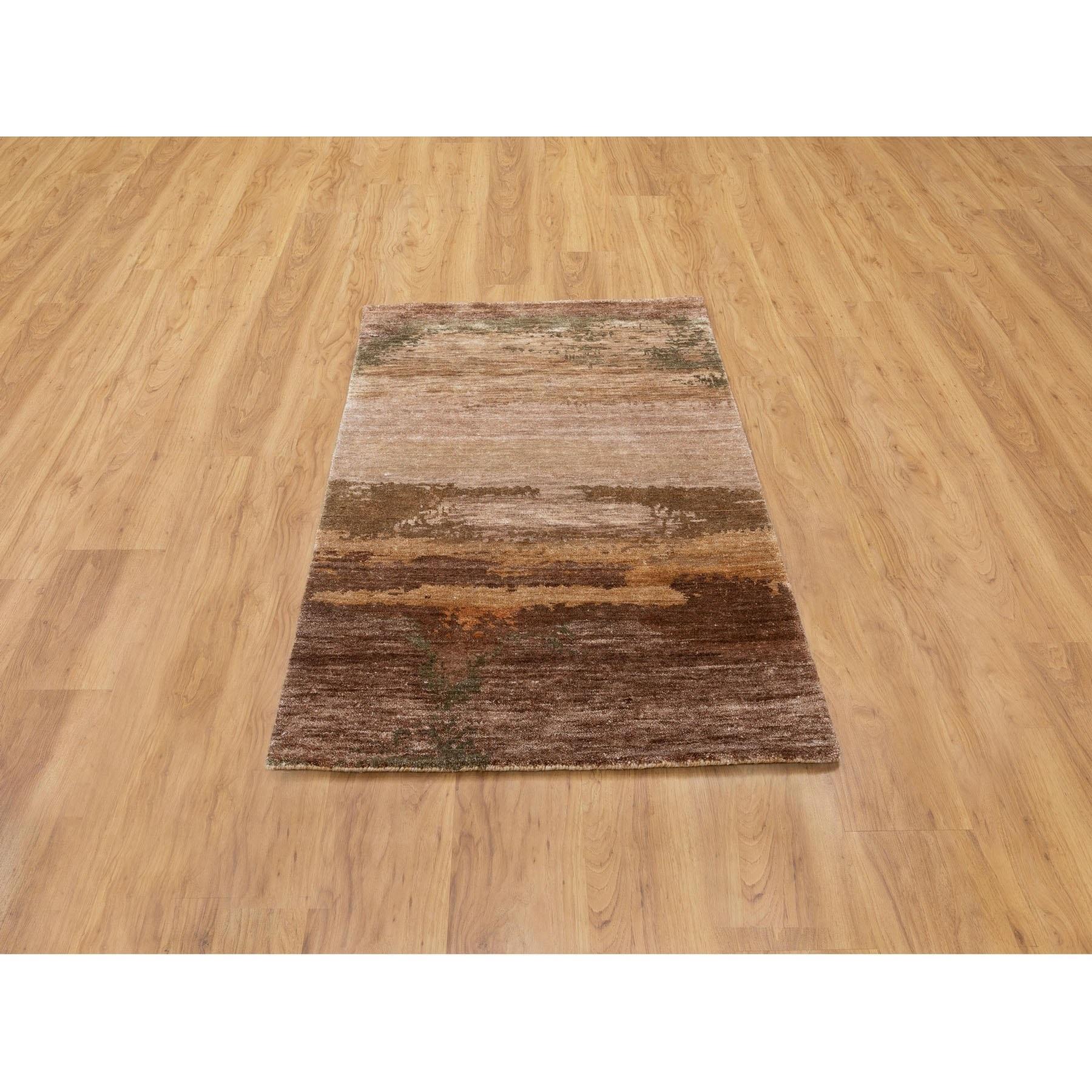 Si tratta di un autentico esemplare unico di Tappeto in lana e seta annodato a mano dai colori della terra e dal design astratto. È stato annodato per mesi e mesi secondo le secolari tecniche di tessitura persiana da esperti artigiani.
Materiali