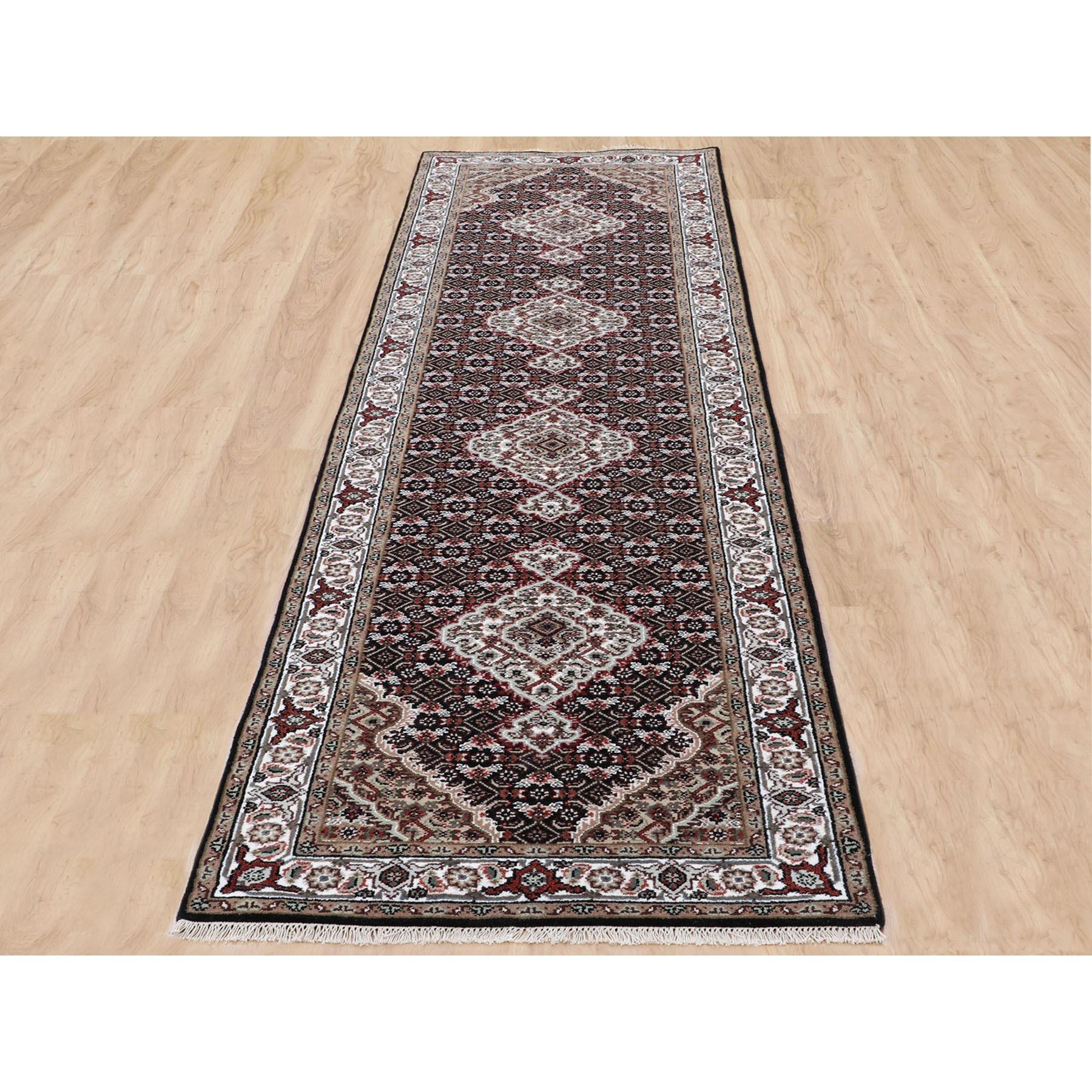 Dies ist eine wirklich echte one-of-a-kind Black Tabriz Mahi Fisch Design Wolle Läufer handgeknüpft Teppich. Es wurde monatelang in der jahrhundertealten persischen Webtechnik von erfahrenen Handwerkern geknüpft.
Primäre MATERIALIEN: Wolle
Latex: