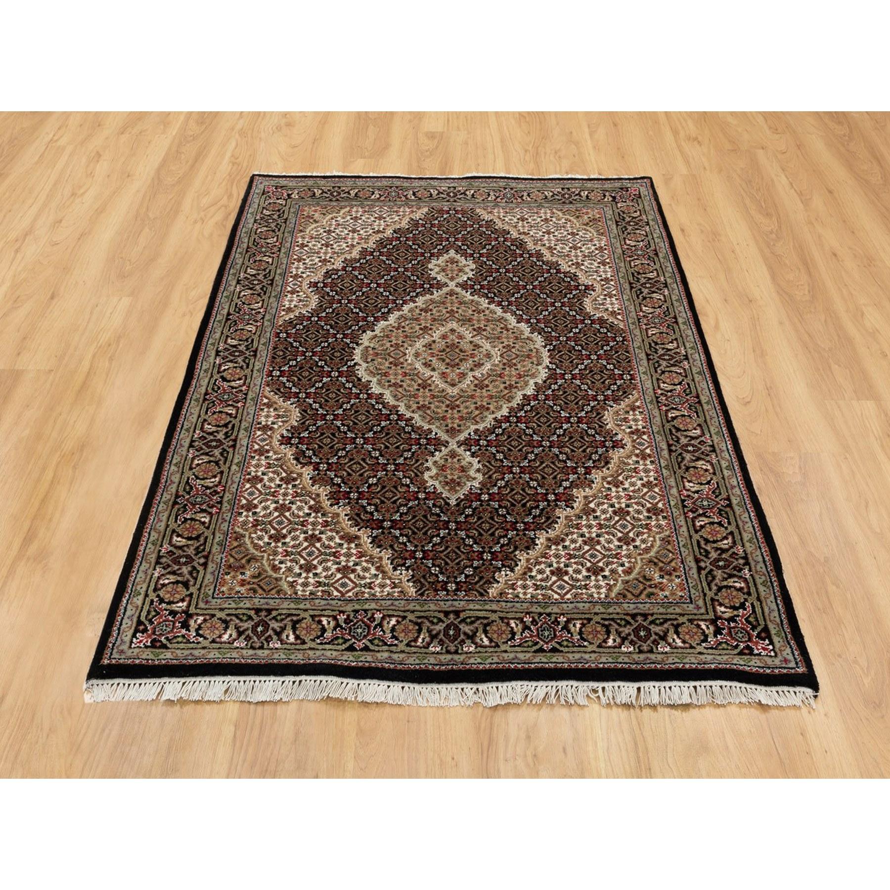 Dies ist eine wirklich echte one-of-a-kind Hand geknüpfte Wolle Schwarz Fisch Design Tabriz Mahi Oriental Rug. Es wurde monatelang von erfahrenen Kunsthandwerkern in jahrhundertealten Webtechniken geknüpft.
Primäre MATERIALIEN: Wolle
Latex: Kein