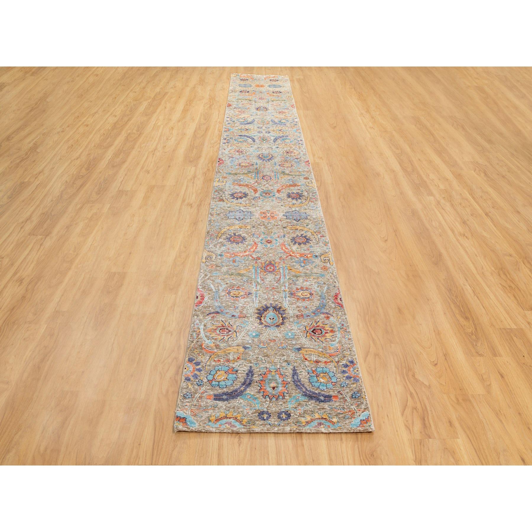 Dies ist eine wirklich echte one-of-a-kind Hand geknüpft Tan Seide mit strukturierter Wolle Sichel Blatt Design Oriental XL Läufer Teppich. Es wurde monatelang von erfahrenen Kunsthandwerkern in jahrhundertealten Webtechniken geknüpft.
Primäre