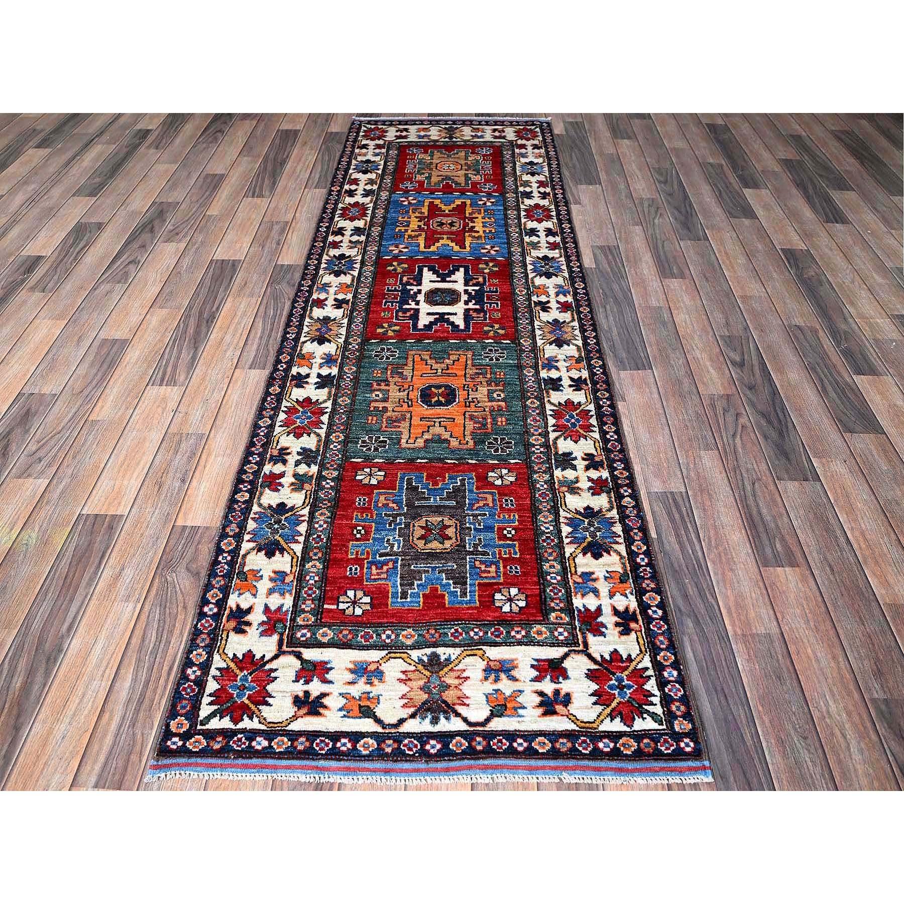 Berry Red, Hand Knotted, Colorful Afghan Ersari with Turkish Knot, Caucasian Design Revival, Vegetable Dyes, Densely Woven, Soft Wool, Runner, Oriental Rug
Matières premières : Laine
Latex : Pas de poils 
hauteur : 0,25 pouces
Style :