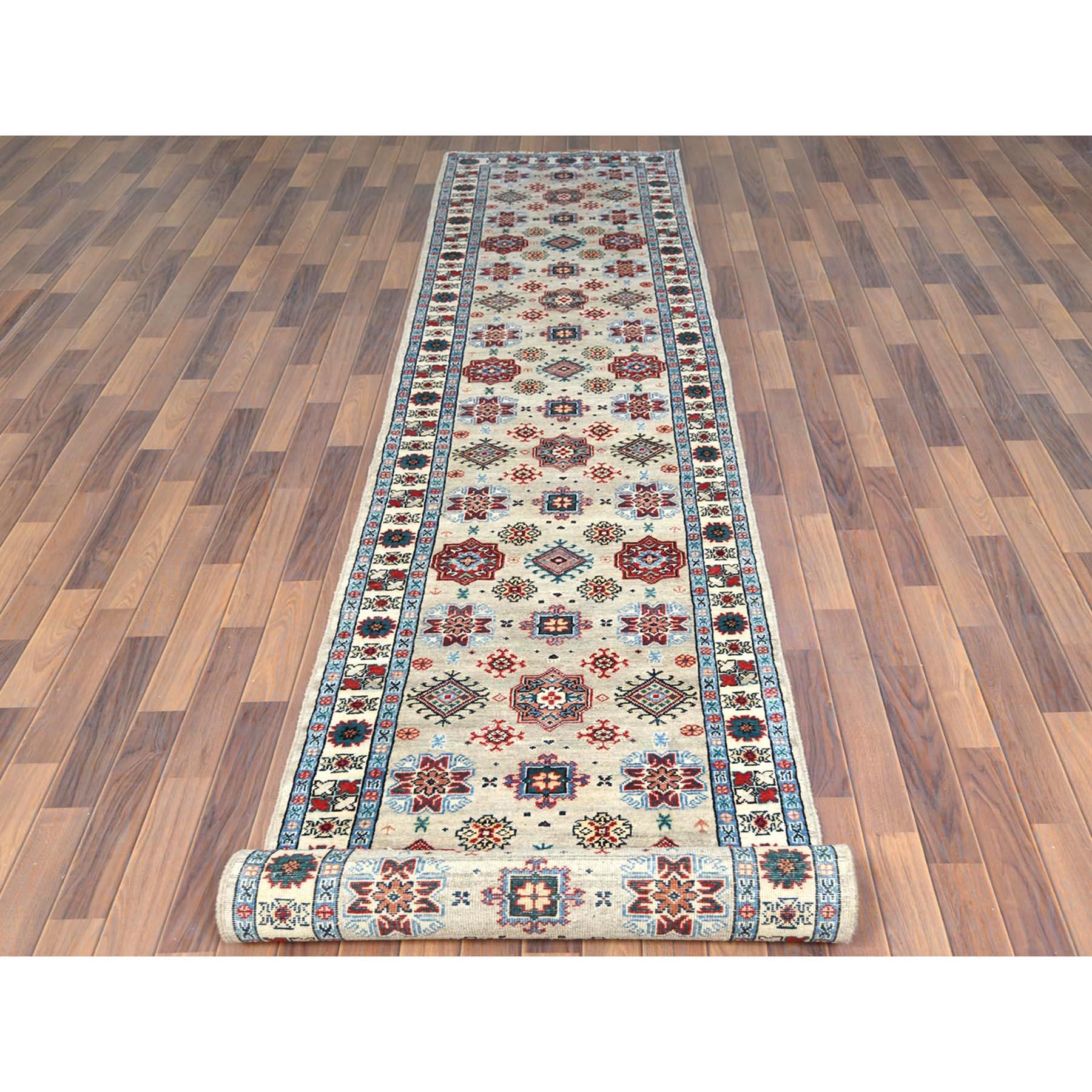 Dies ist eine wirklich echte one-of-a-kind Hand geknüpft, Taupe, kaukasischen Design, Afghan Special Kazak mit All Over Design, reine Wolle, Oriental XL Läufer Teppich. Es wurde monatelang in jahrhundertealten Webtechniken geknüpft von e
Primäre