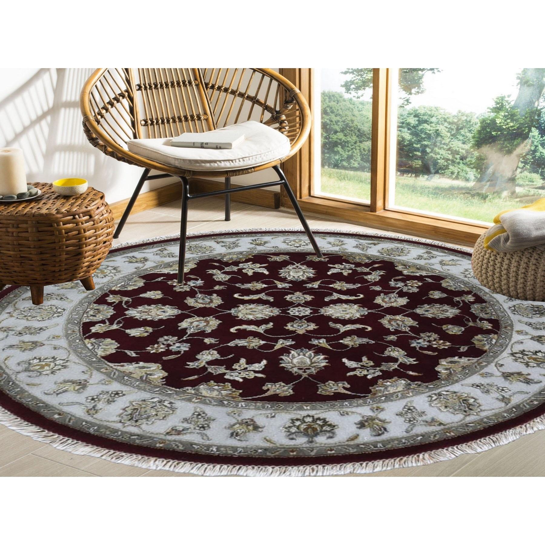 Questo è un autentico esemplare unico di tappeto orientale rotondo metà lana e metà seta del Rajasthan annodato a mano. È stato tessuto per mesi e mesi secondo le secolari tecniche di tessitura persiane da esperti artigiani.
Materiali primari: Lana
