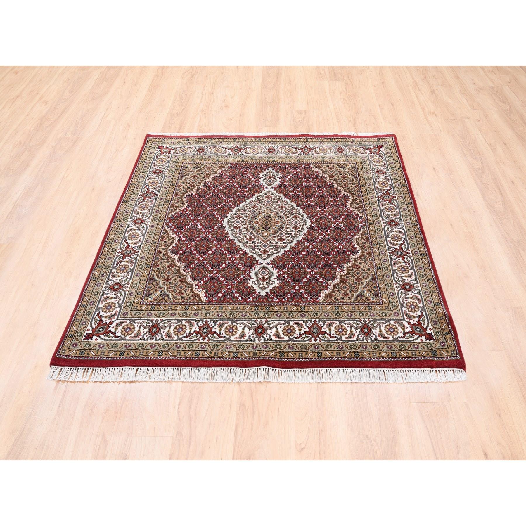 Dies ist eine wirklich echte one-of-a-kind Hand geknüpft Red Tabriz Mahi Fisch Medaillon Design Wolle Oriental Square Rug. Es wurde monatelang in der jahrhundertealten persischen Webtechnik von erfahrenen Handwerkern geknüpft.
Primäre MATERIALIEN: