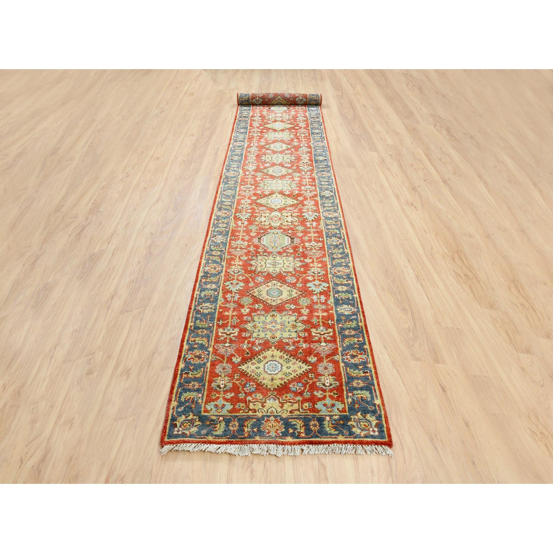 Dies ist eine wirklich echte one-of-a-kind Red Karajeh Design reine Wolle handgeknüpft orientalischen XL Läufer Teppich. Es wurde monatelang von erfahrenen Handwerkern in der jahrhundertealten persischen Webtechnik gewebt.
Primäre MATERIALIEN: