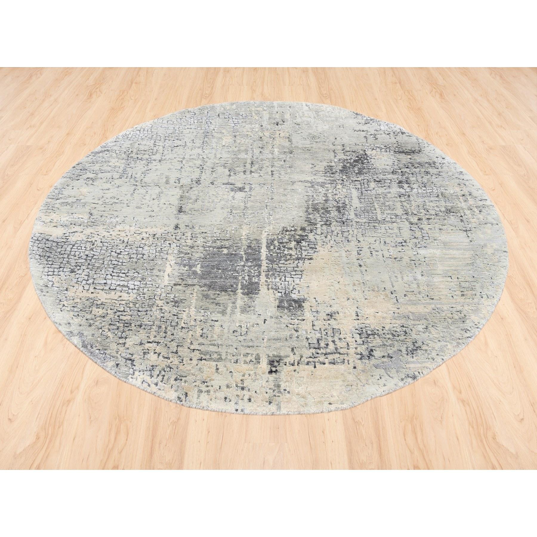 Si tratta di un autentico esemplare unico di Tappeto orientale rotondo in lana e seta color taupe con disegno a mosaico annodato a mano. È stato annodato per mesi e mesi secondo le secolari tecniche di tessitura persiana da esperti