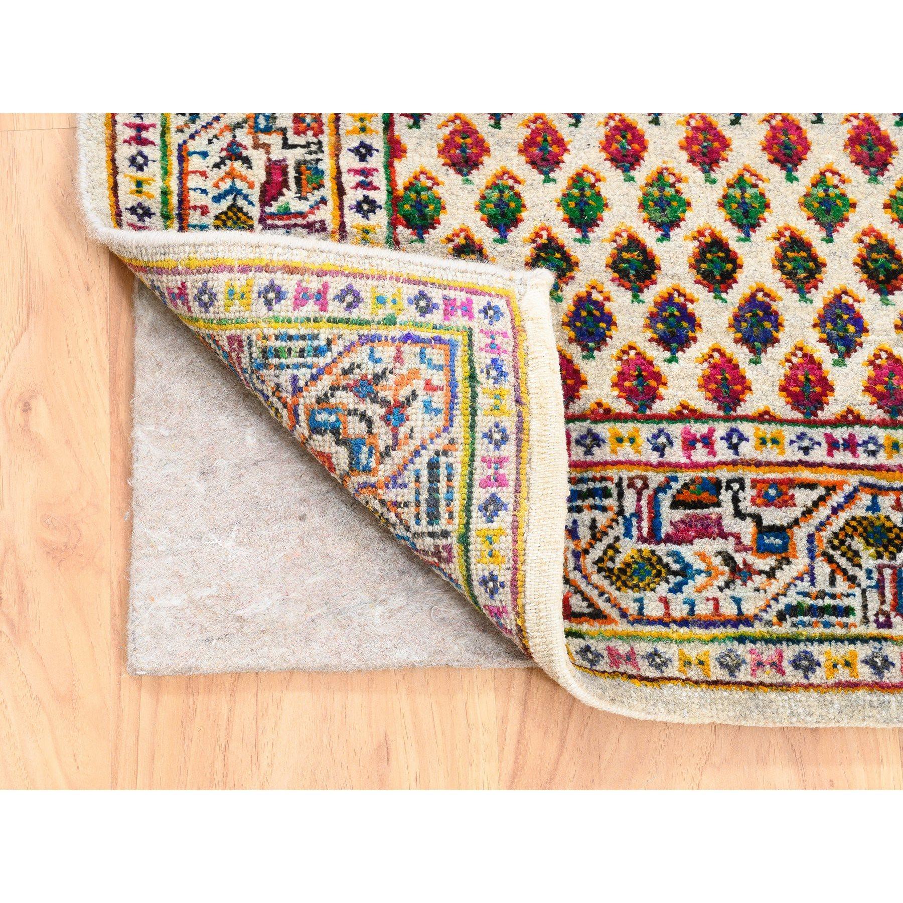 Moderno Runner annodato a mano in lana colorata e seta sari di ispirazione Sarouk Mir 2'7 