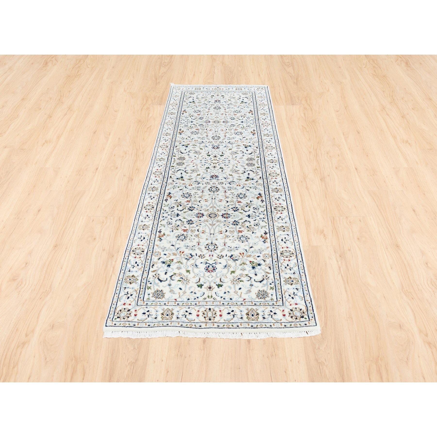 Dies ist eine wirklich echte one-of-a-kind All Over Design Ivory 250 KPSI Nain Hand Knotted Wool Runner Fine Oriental Rug. Es wurde monatelang von erfahrenen Handwerkern in der jahrhundertealten persischen Webtechnik gewebt.
Primäre MATERIALIEN: