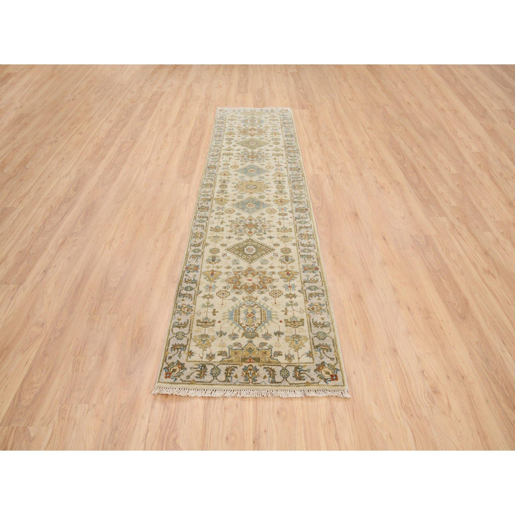Dies ist eine wirklich echte ein-of-a-kind Elfenbein, Karajeh Design, weiche reine Wolle, handgeknüpft, orientalischen Läufer Teppich. Es wurde monatelang von erfahrenen Kunsthandwerkern in jahrhundertealten Webtechniken geknüpft.
Primäre