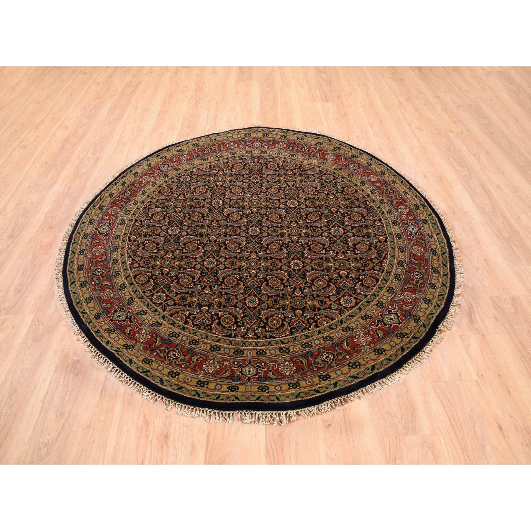 Dies ist eine wirklich echte one-of-a-kind Jet Black Round All Over Herat Fisch Design Hand geknüpft Hand gesponnen Wolle Orientteppich. Es wurde monatelang in der jahrhundertealten persischen Webtechnik von erfahrenen Handwerkern geknüpft.
Primäre