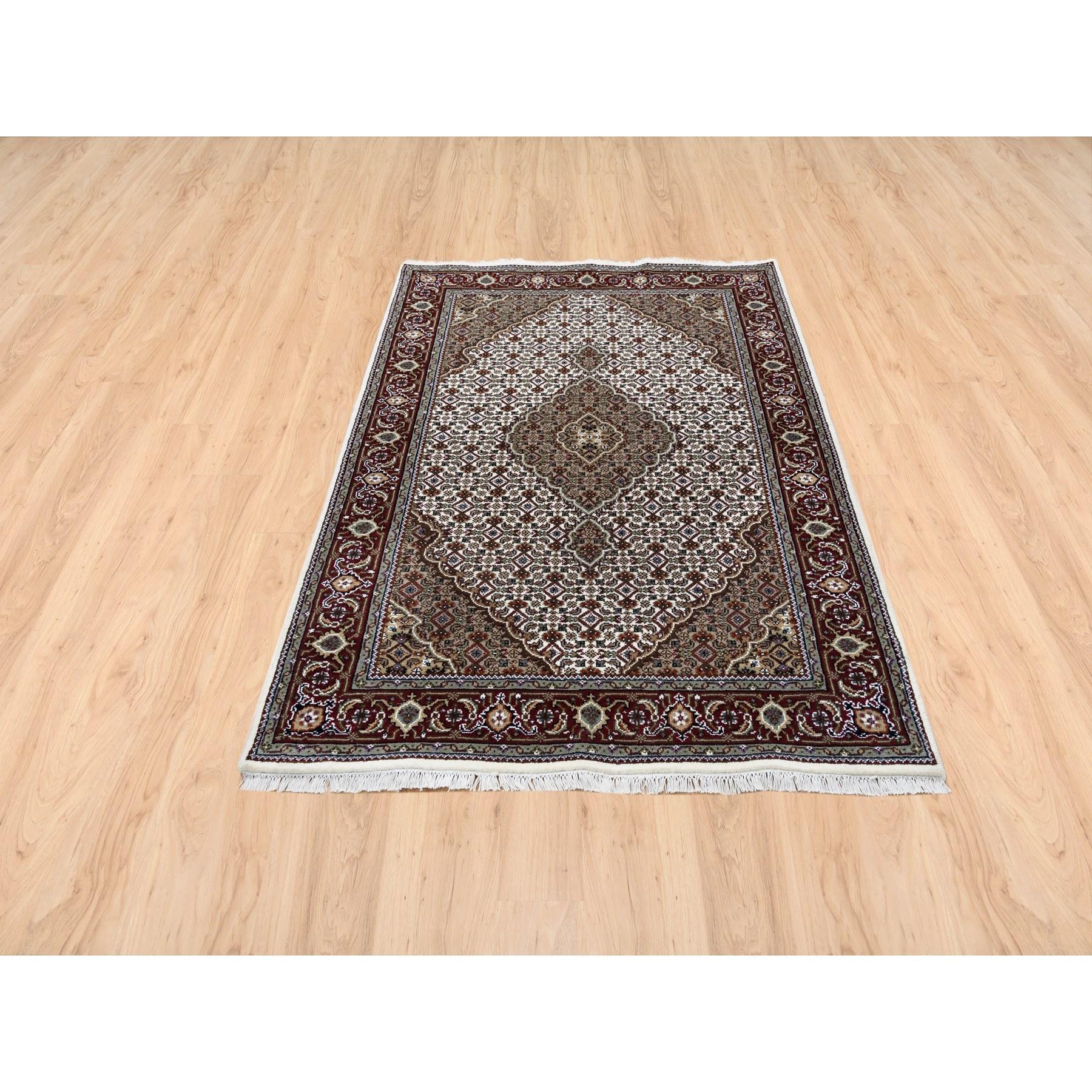 Dies ist eine wirklich echte one-of-a-kind Elfenbein Tabriz Mahi Wolle und Seide Fisch Medaillon Design Hand geknüpft feinen orientalischen Teppich. Es wurde monatelang von erfahrenen Handwerkern in der jahrhundertealten persischen Webtechnik