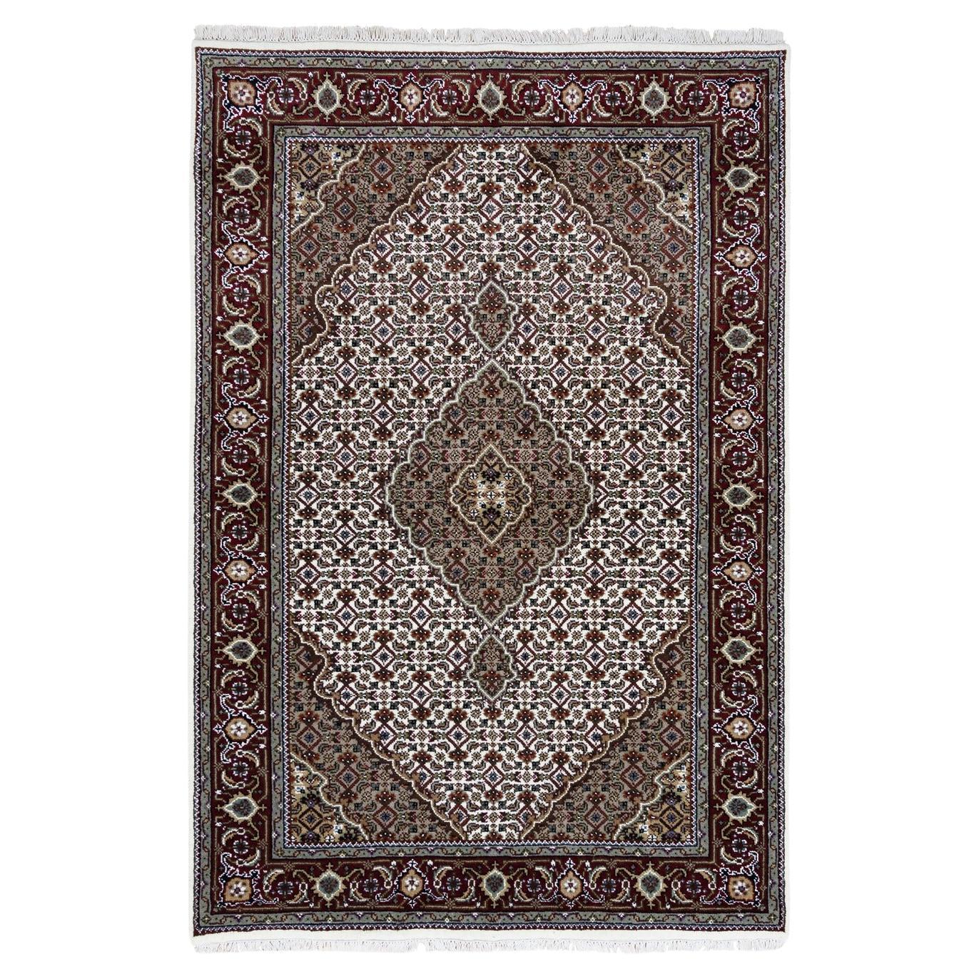 4'1 "x6'2" Elfenbein Tabriz Mahi Wolle und Seide Fisch Medaillon Design Hand geknüpft Teppich