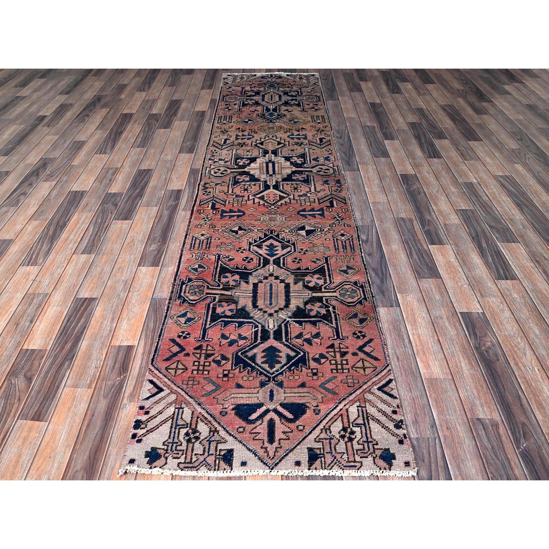 Lachsrosa, Vintage Persisch Hamadan mit geometrischem Muster, rasiert, Null Flor, Seiten und Enden professionell gesichert, handgeknüpft, reine Wolle, Läufer, Orientteppich
Primäre MATERIALIEN: Wolle
Latex: Kein Flor 
Höhe: 0,25 Zoll
Stil:
