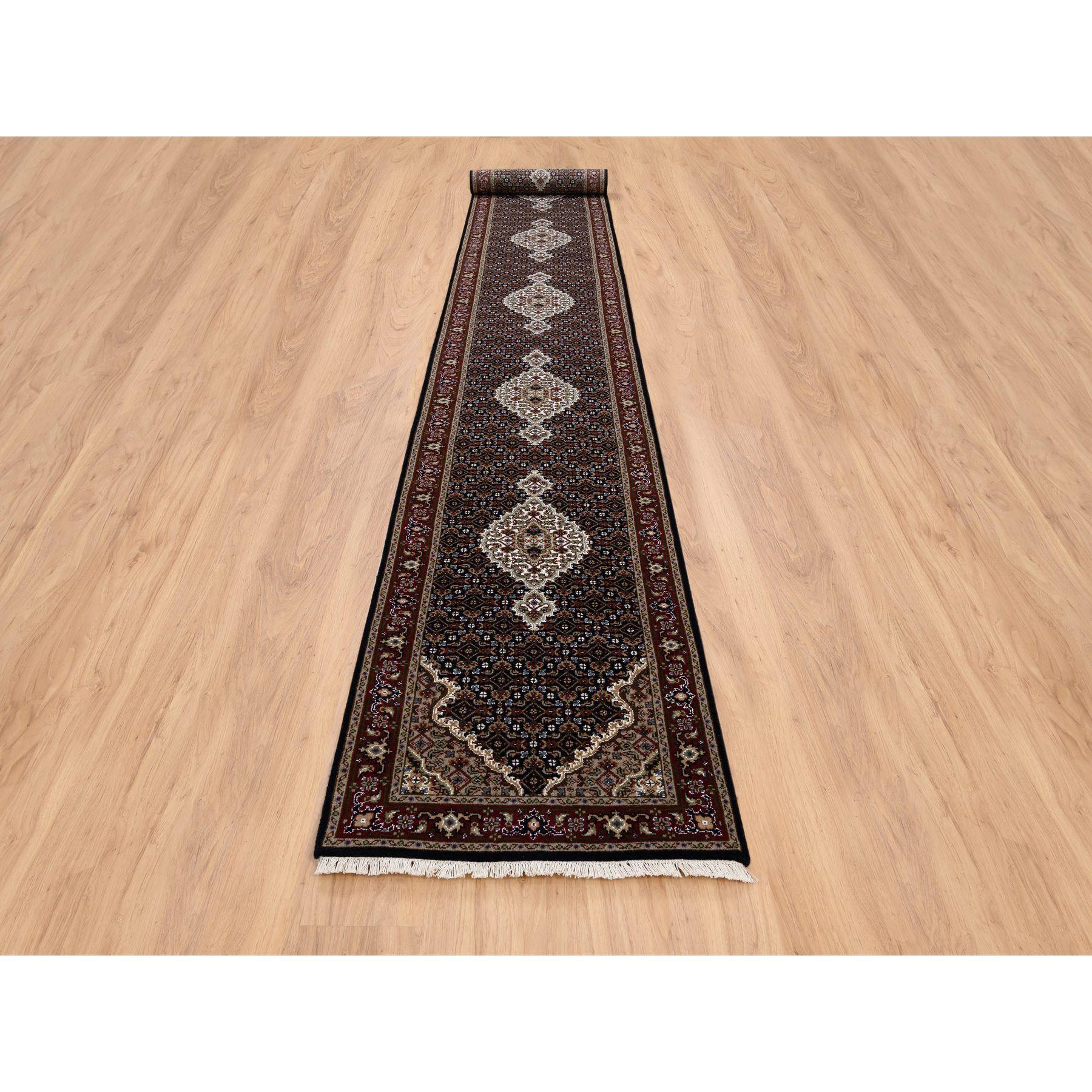 Dies ist eine wirklich echte one-of-a-kind Rich Black Tabriz Mahi mit Fisch-Medaillons Design, 175 KPSI, handgeknüpft, Wolle Orientalischer Läufer Teppich. Es wurde monatelang in jahrhundertealten Webtechniken von Experten geknüpft. 
Primäre