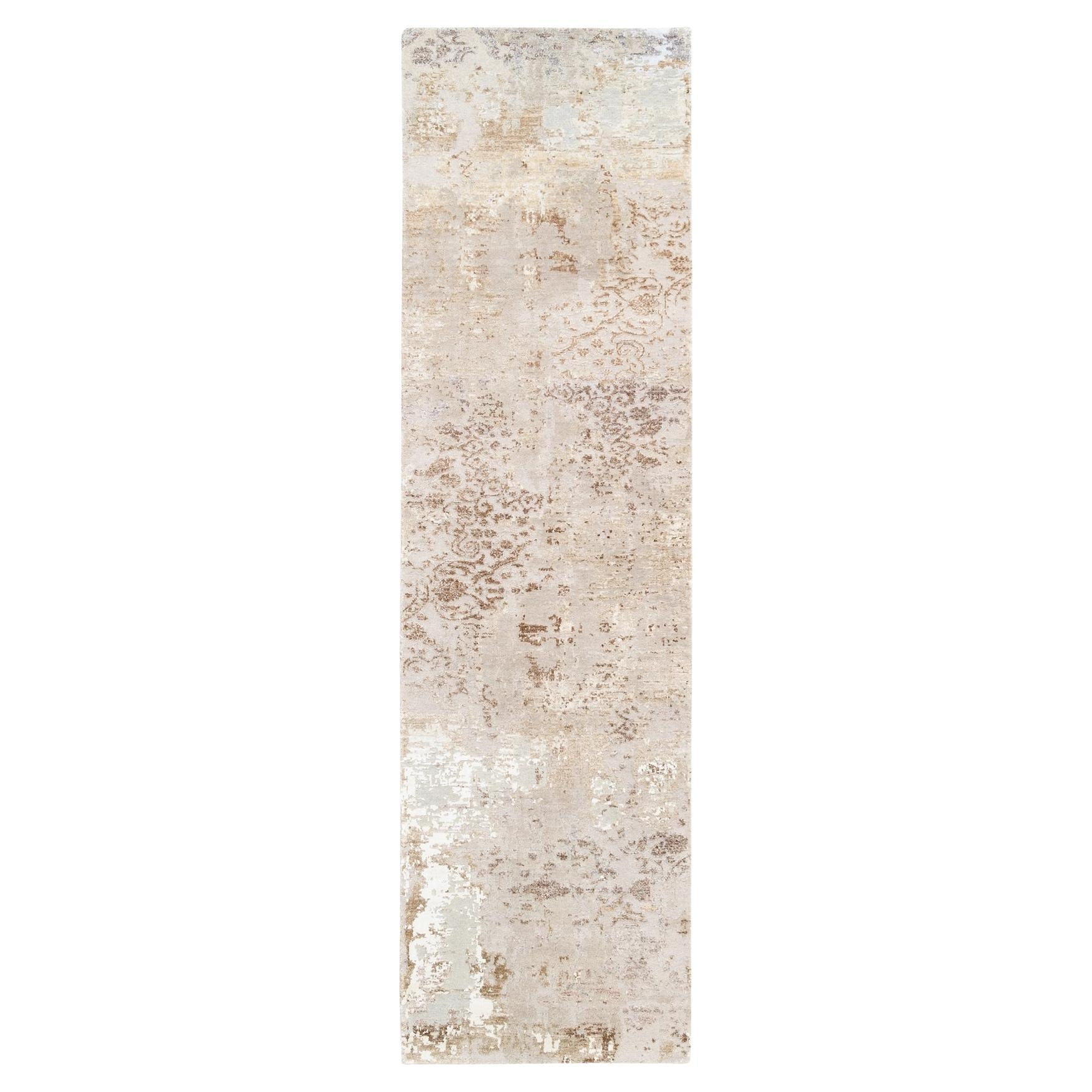 2'9 "x10' Beige mit einer Mischung aus Braun Moderne Wolle und Seide Hand geknüpft Läufer Teppich im Angebot
