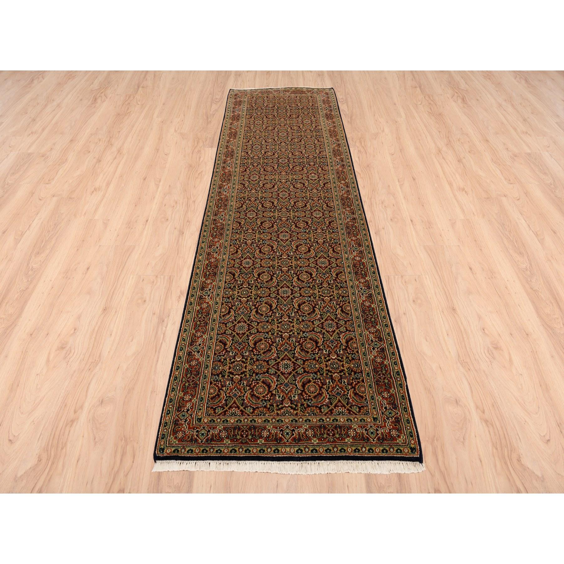 Dies ist eine wirklich echte one-of-a-kind Pitch Black Wool Herati All Over Fish Design 250 KPSI Hand geknüpft Dense Weave Oriental Runner Rug. Es wurde monatelang von erfahrenen Kunsthandwerkern in jahrhundertealten Webtechniken geknüpft.
Primäre