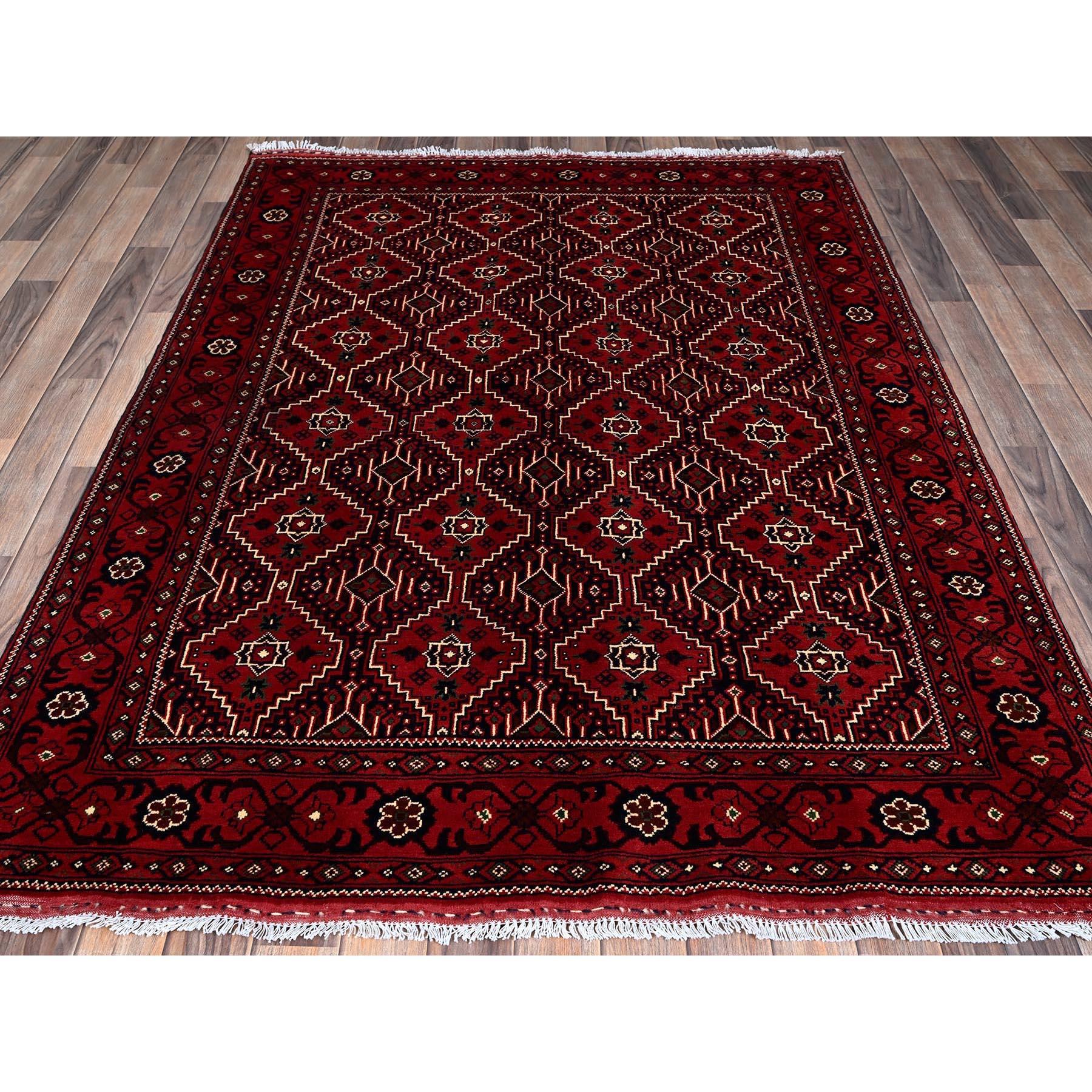 Scharlachrot, afghanischer Khamyab mit geometrischem Muster, reine Wolle, pflanzliche Farbstoffe, handgeknüpft, Orientteppich
Primäre MATERIALIEN: Wolle
Latex: Kein Flor 
Höhe: 0,25 Zoll
Stil: Traditionell
Grundfarbe: Rot
Sekundäre Farben: Grün,