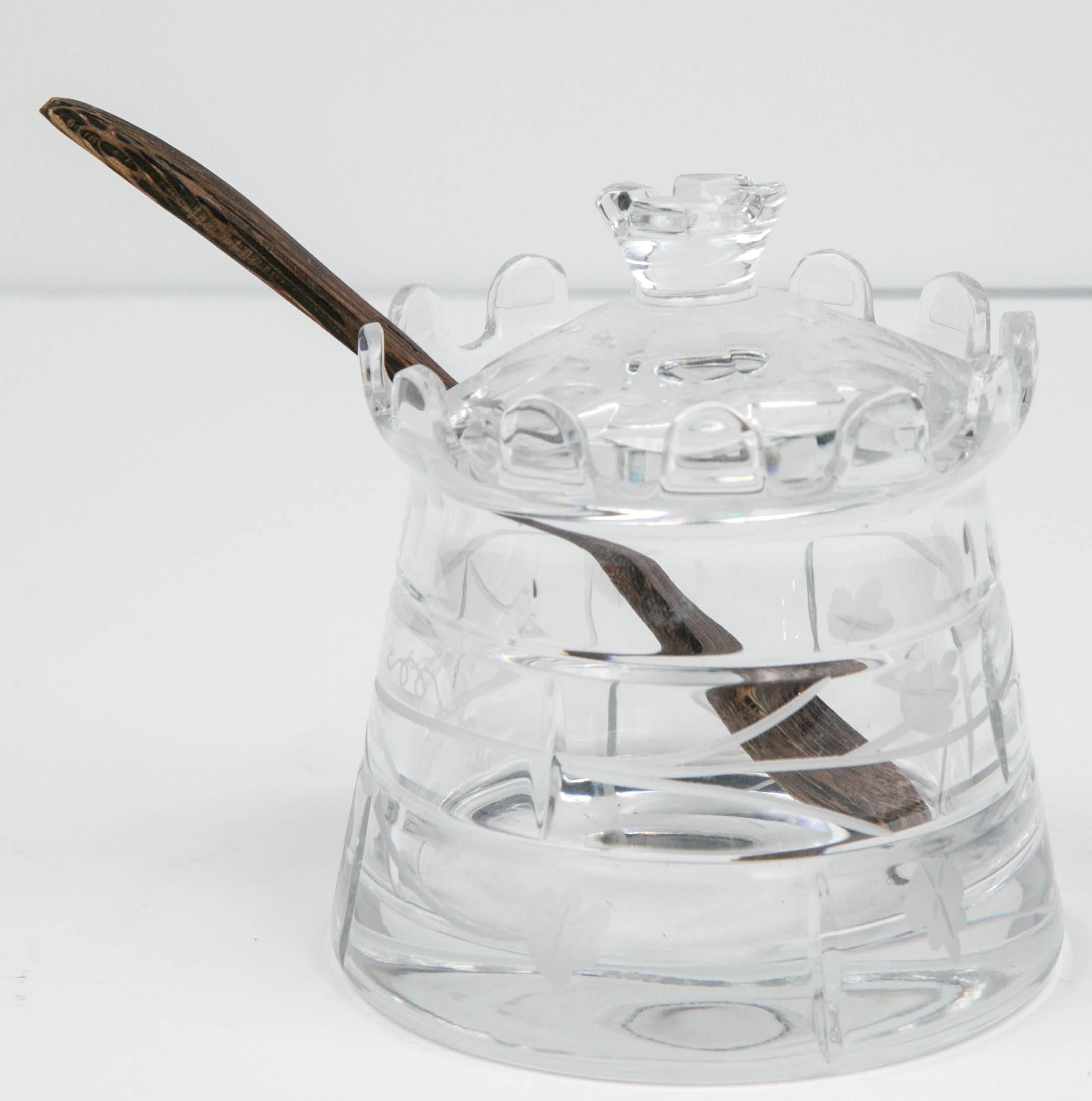 William Yeoward handmade crystal honey pot with lid and etching details. This honey jar also comes with a wooden spoon.