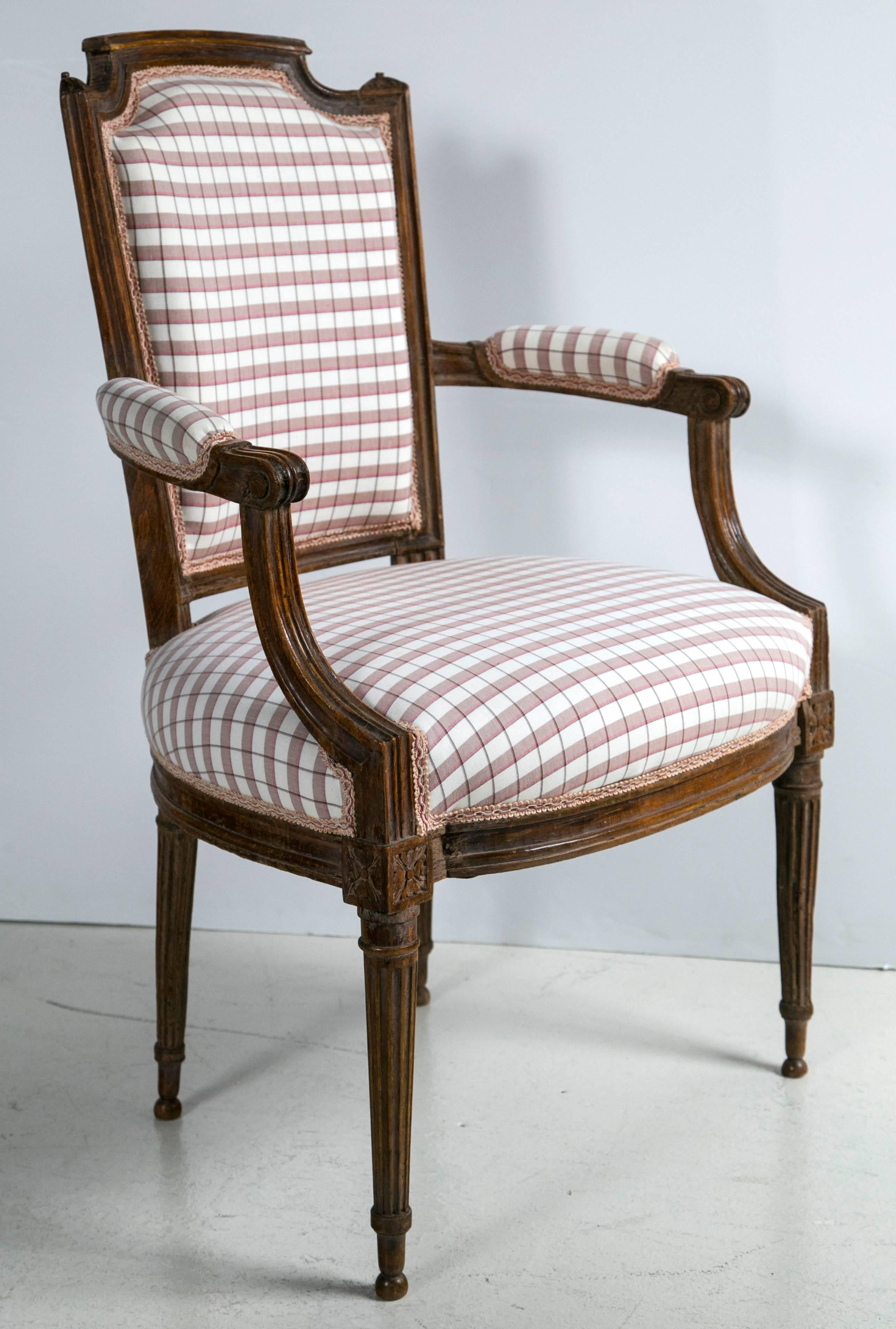 19th century French Directoire bergère in walnut with new cotton plaid Swedish upholstery.