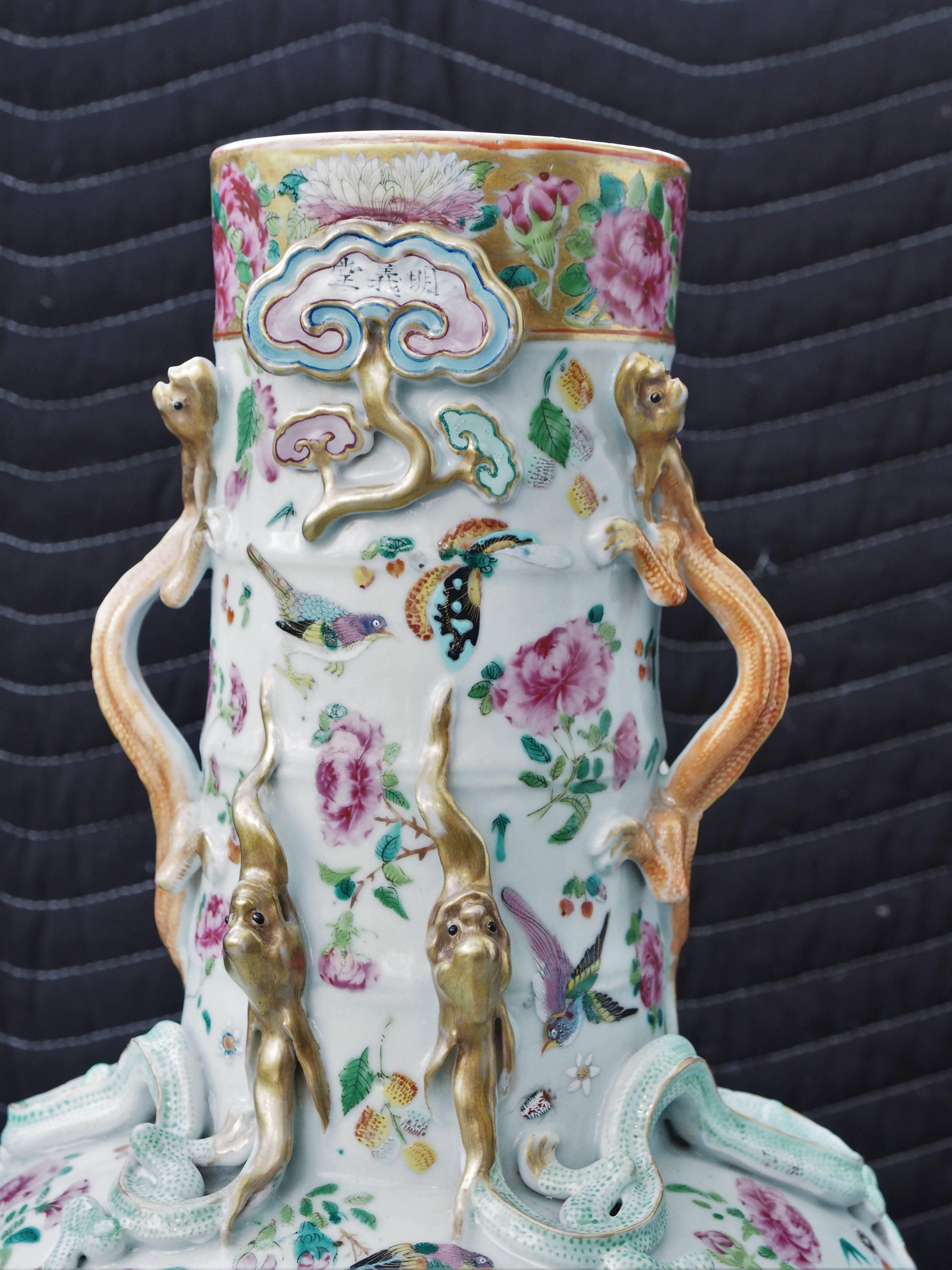 Chinese large famille rose pattern vase with salamanders and snakes.