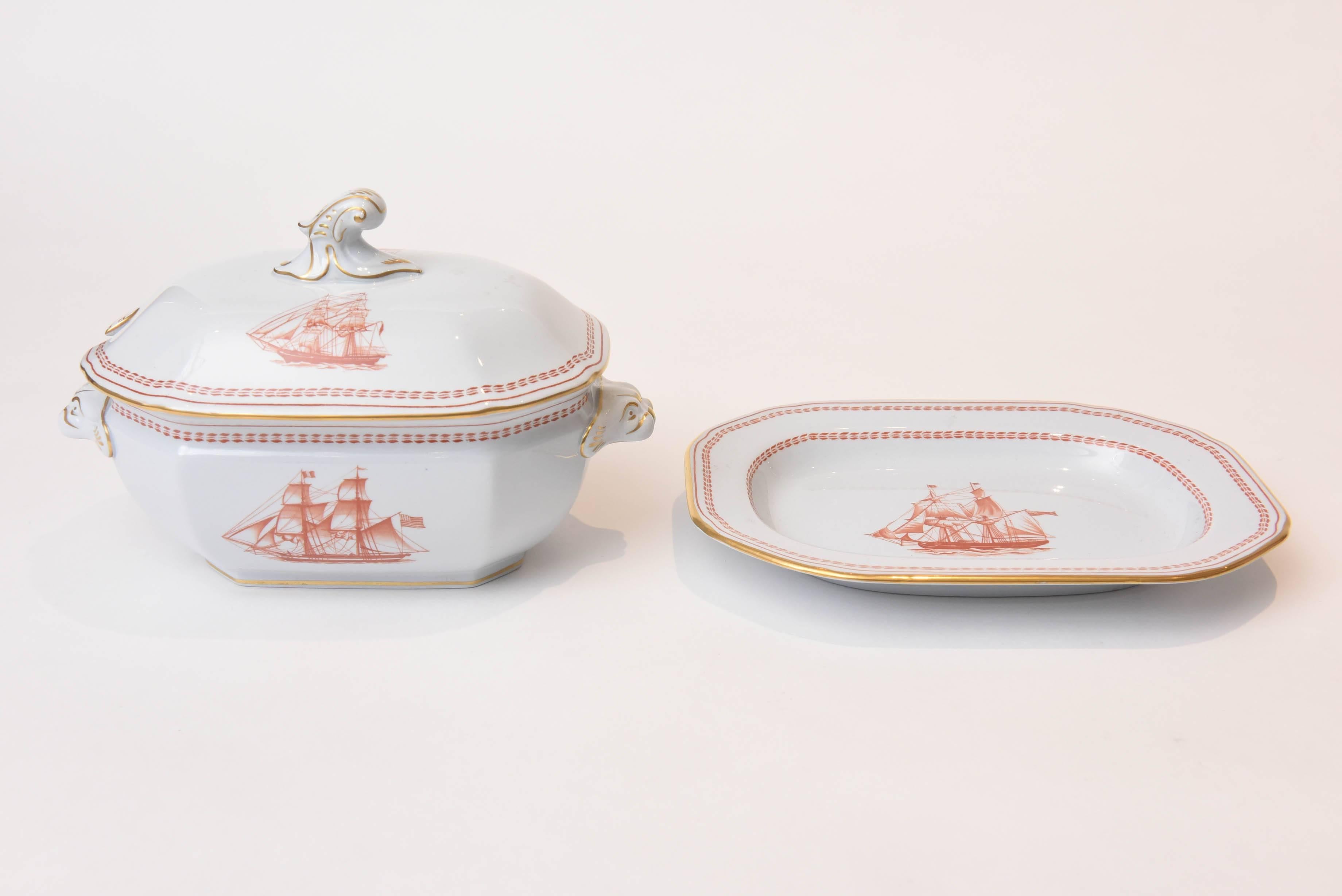 Spode Tradewinds Clipper Ship Red Chinese Export Style Sauce Tureen and Stand In Good Condition In West Palm Beach, FL