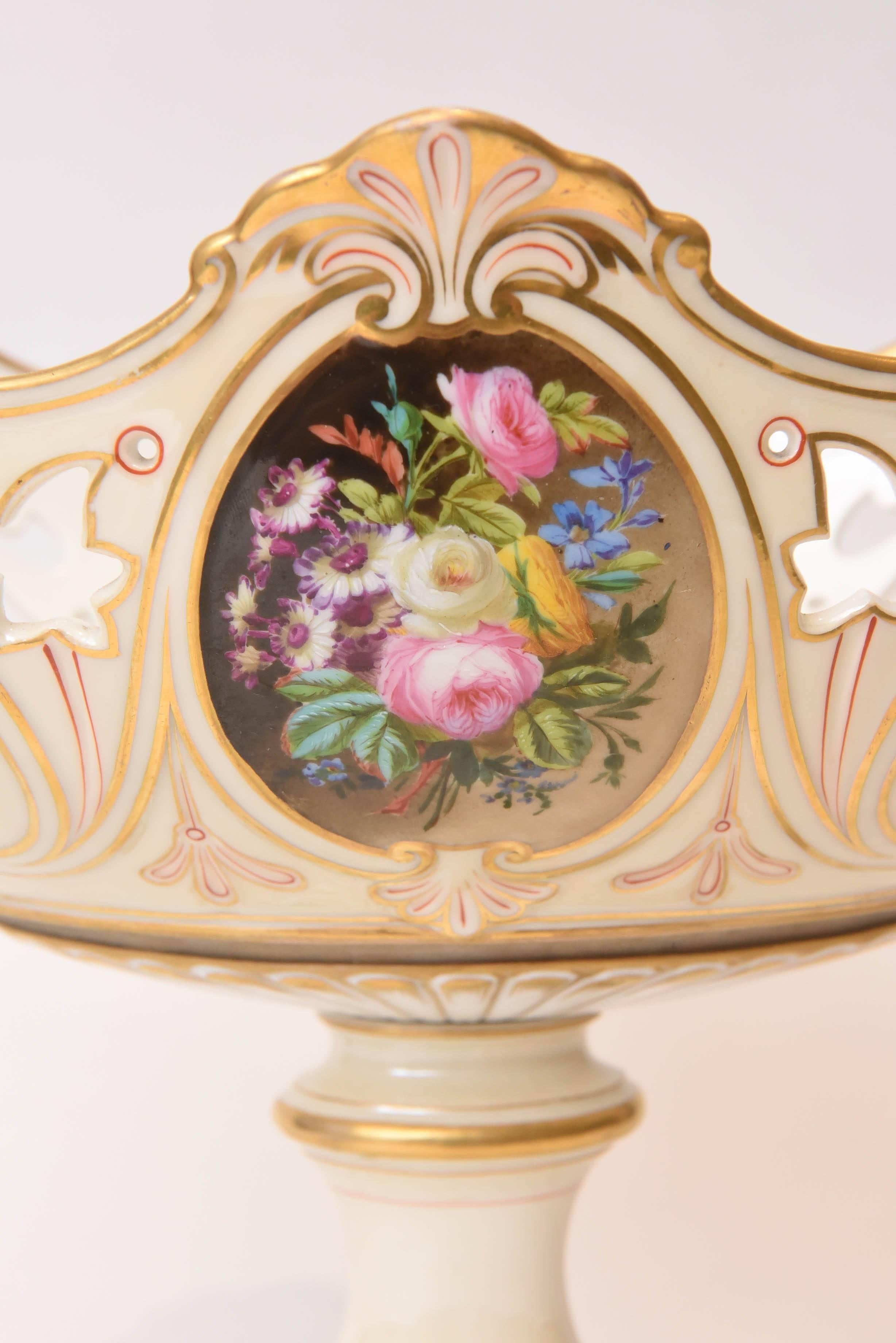 Old Pariser Porzellanaufsatz des 19. Jahrhunderts, handgemalte Blumen (Empire Revival) im Angebot