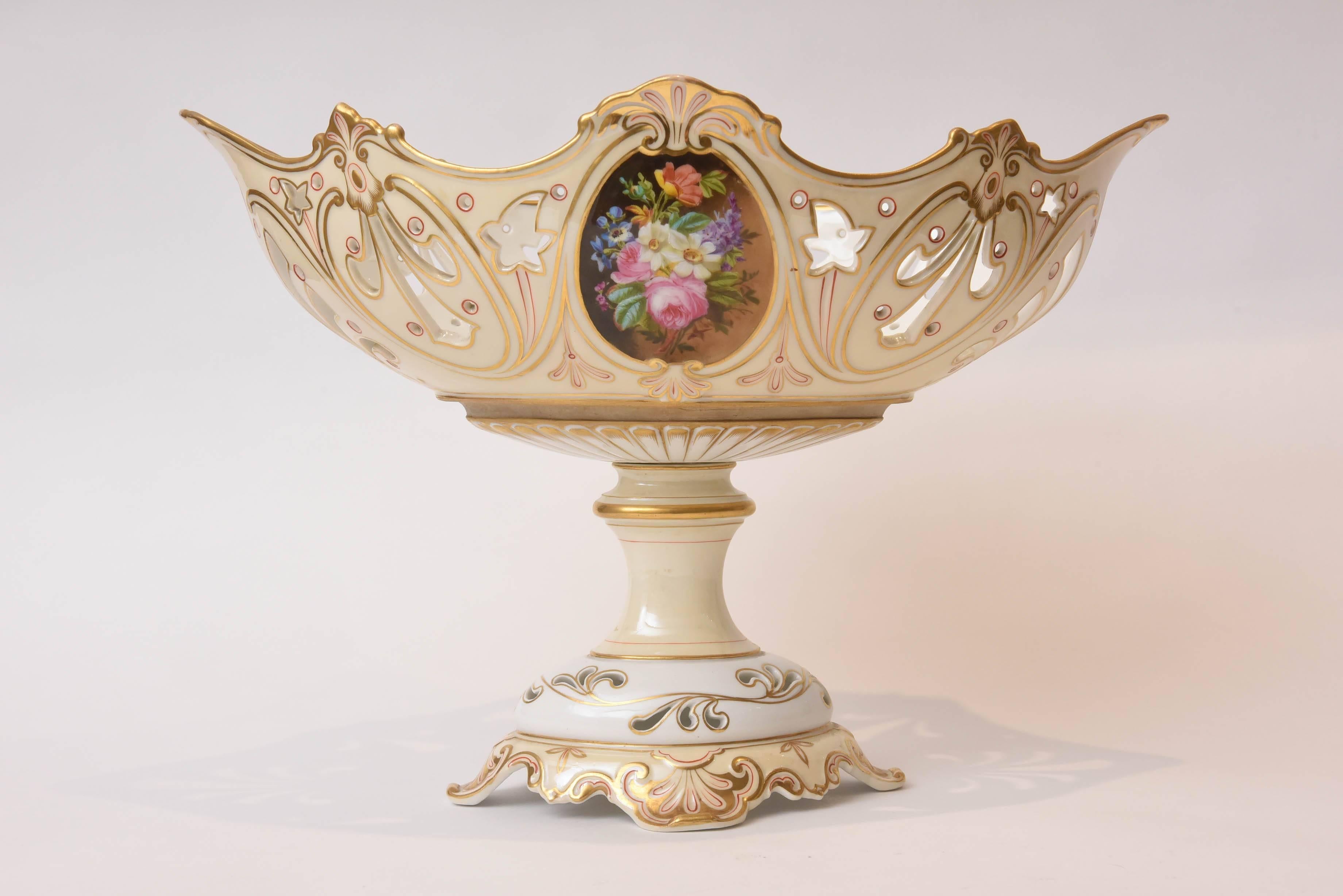 Milieu du XIXe siècle Centre de table en porcelaine Old Paris du 19e siècle, fleurs peintes à la main en vente