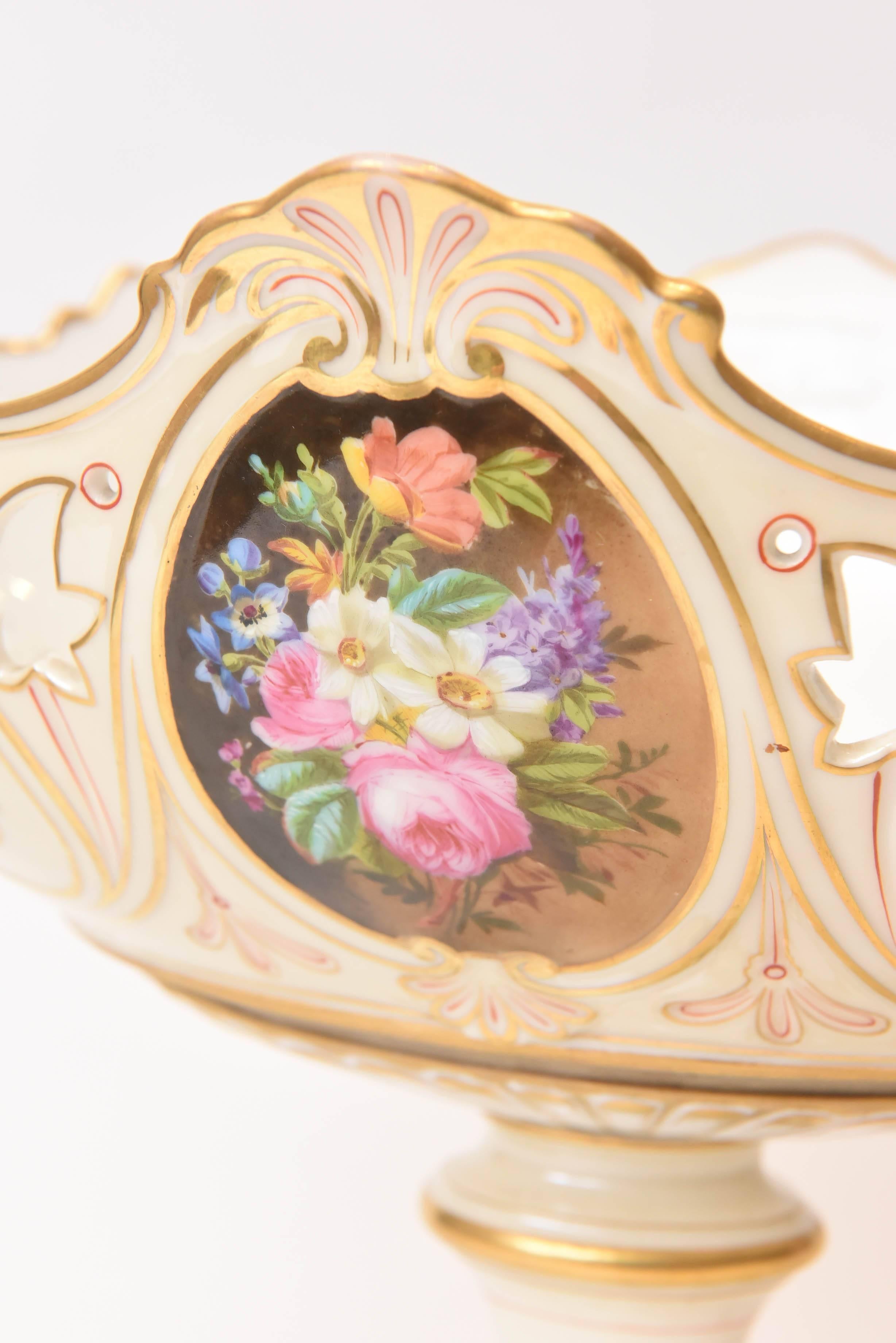 Old Pariser Porzellanaufsatz des 19. Jahrhunderts, handgemalte Blumen im Angebot 1