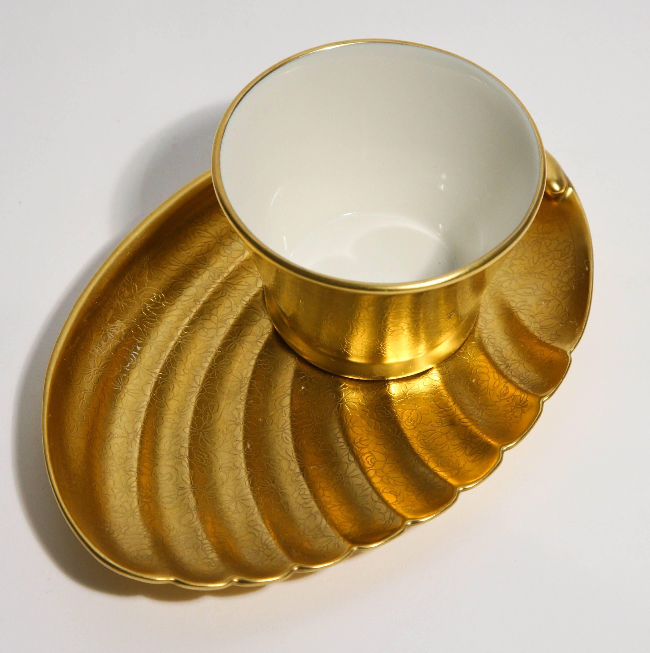 Mid-20th Century 12 Seafood Sets '24 Pieces' All-Over Gold Pickard 12 Shell Plates and 12 Cups