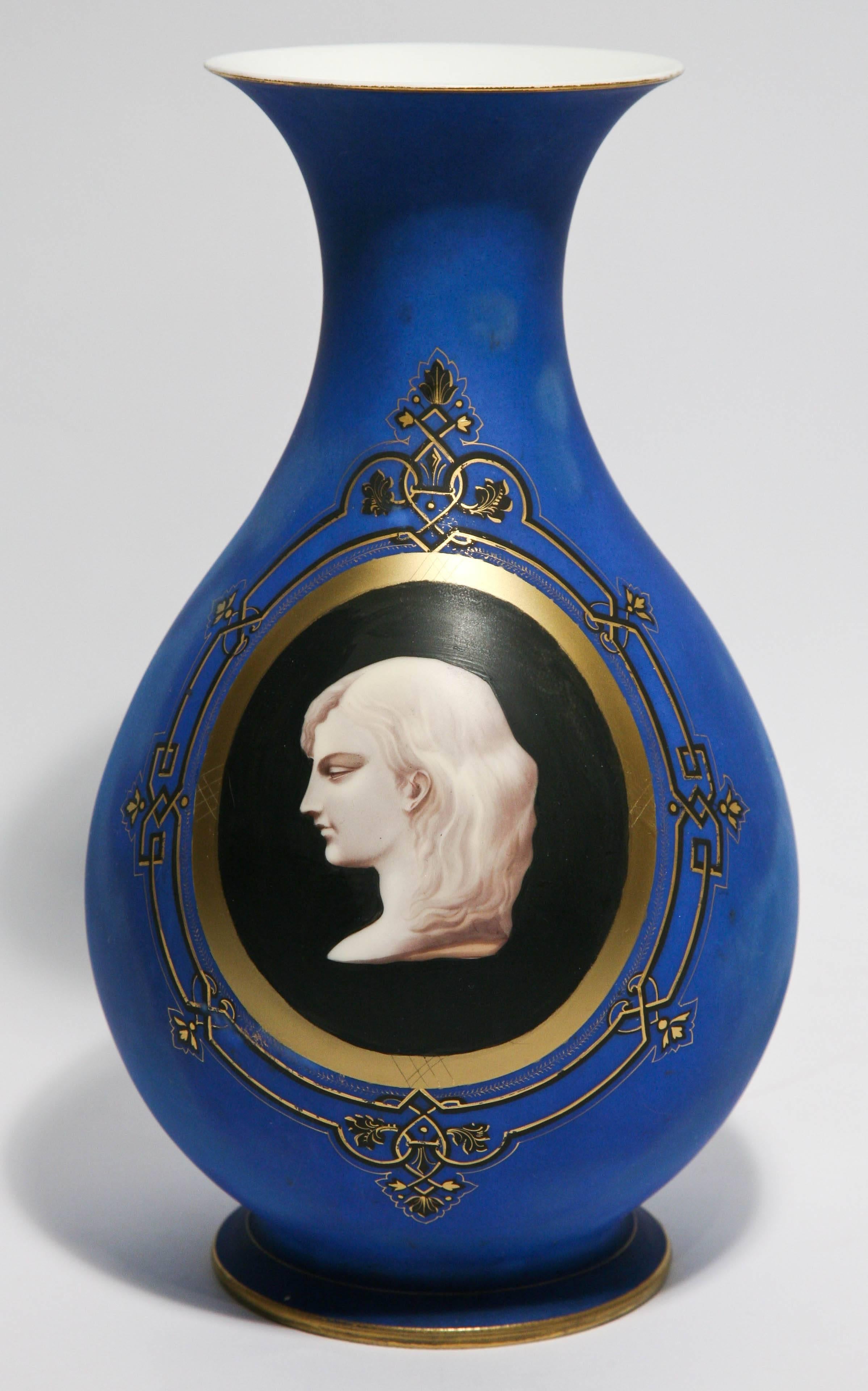 Gréco-romain Vase en verre bleu gréco-romain du 19ème siècle avec une exceptionnelle façade en camel sur noir en vente