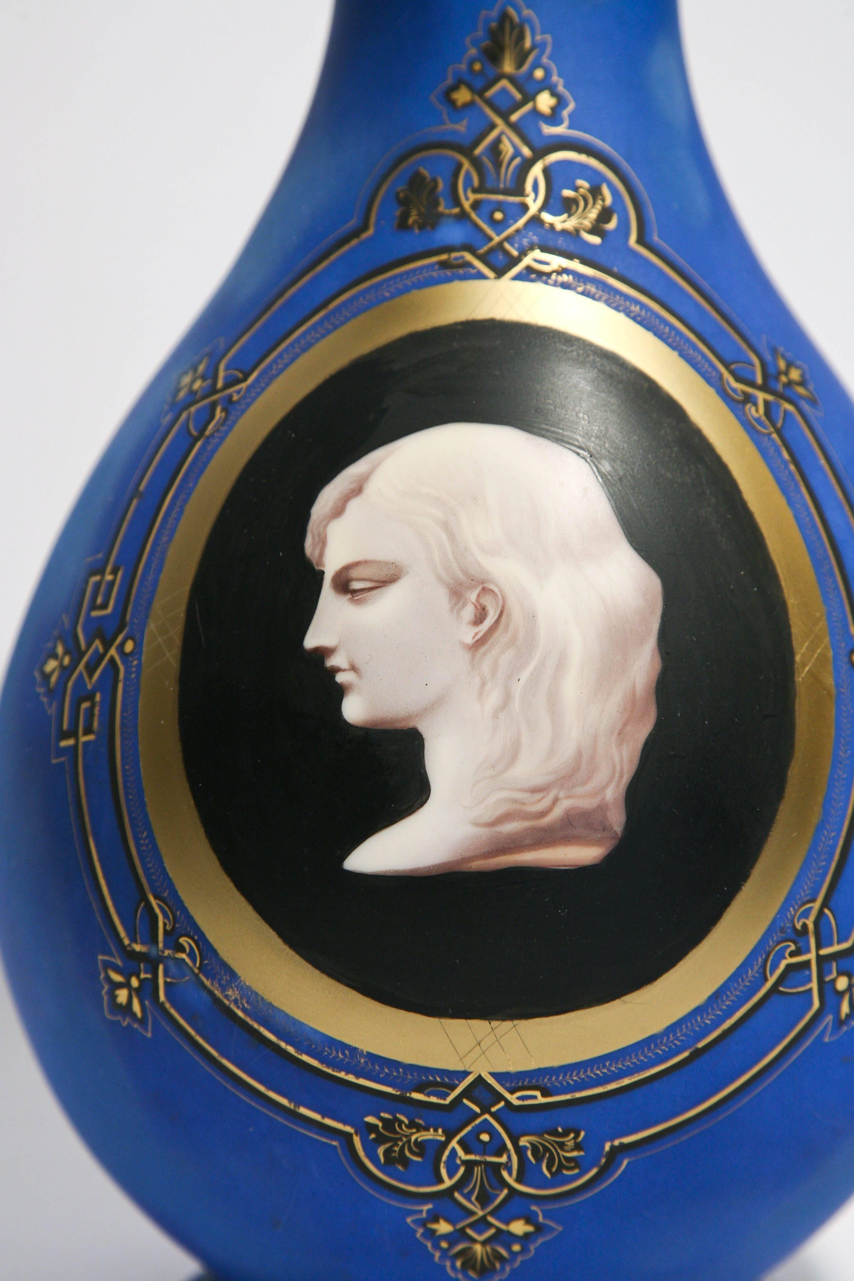 Peint à la main Vase en verre bleu gréco-romain du 19ème siècle avec une exceptionnelle façade en camel sur noir en vente