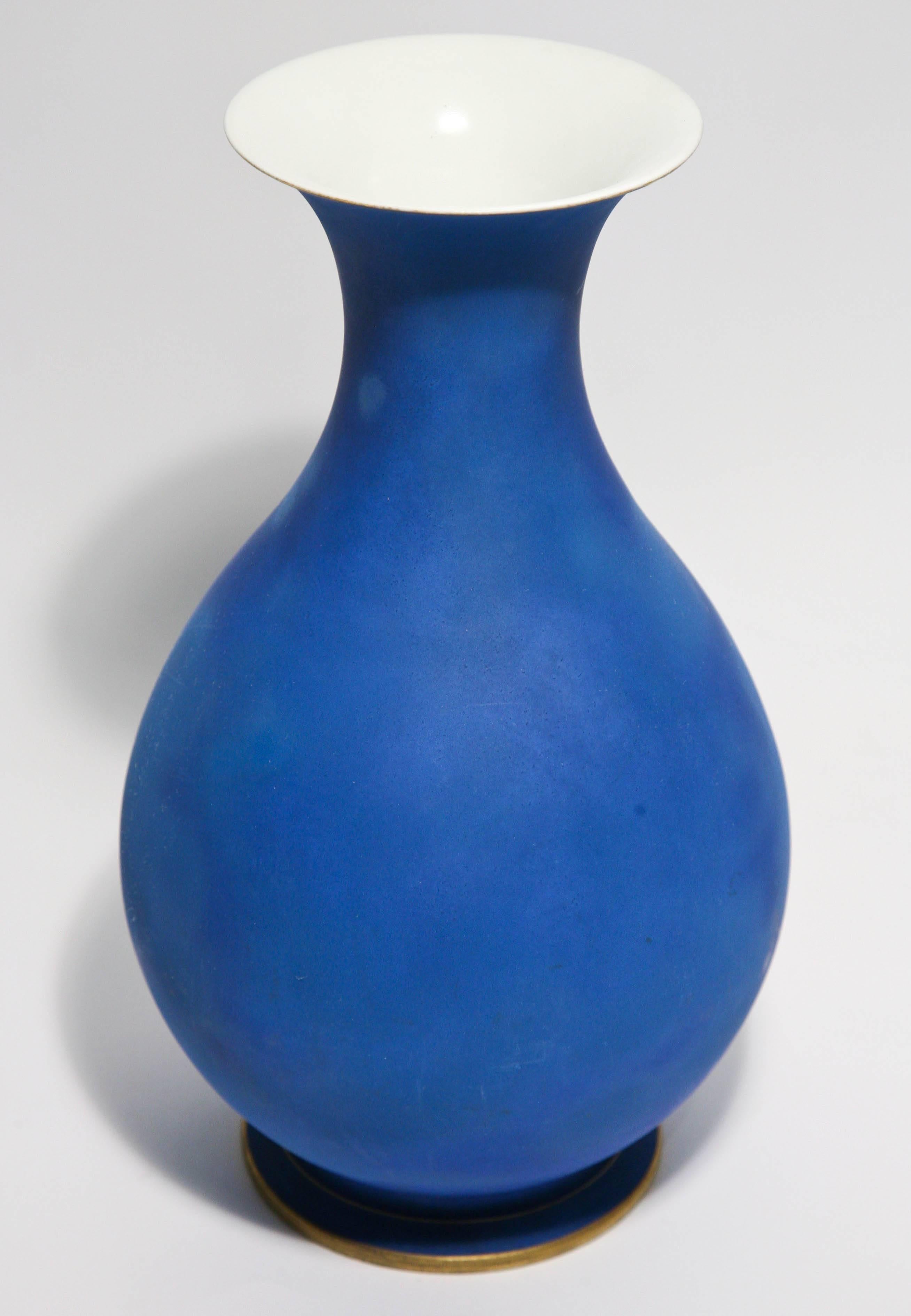 Milieu du XIXe siècle Vase en verre bleu gréco-romain du 19ème siècle avec une exceptionnelle façade en camel sur noir en vente