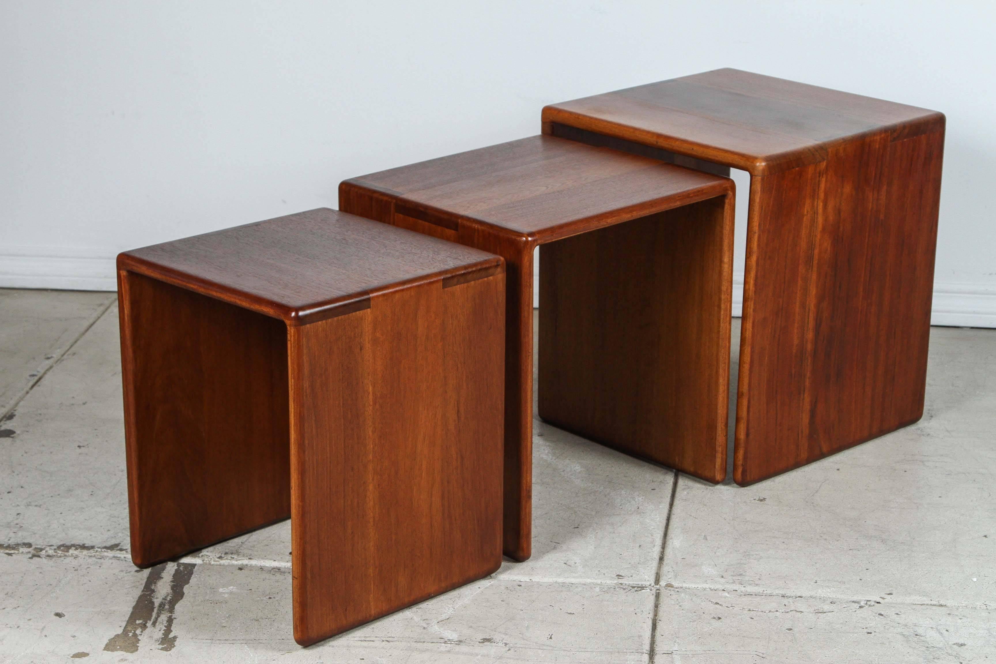 A beautiful set of Gerald McCabe nesting tables for the Orange Crate Modern line by Eon Furniture, California. This set can either serve as three individual tables or as one table. The tables are in great condition.

Individual dimensions:

17