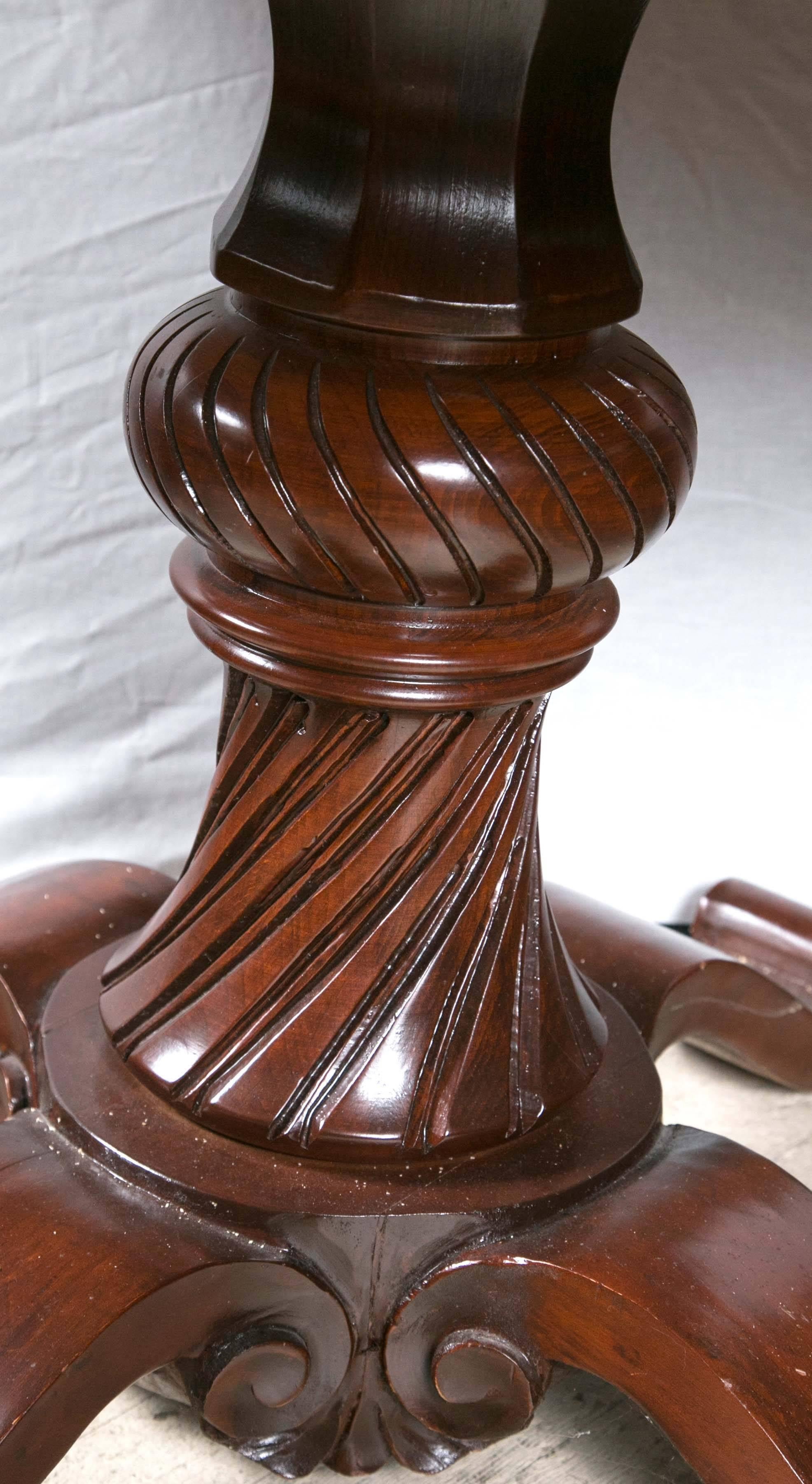 Inlaid Mahogany Pedestal Base Center Table In Good Condition In Woodbury, CT