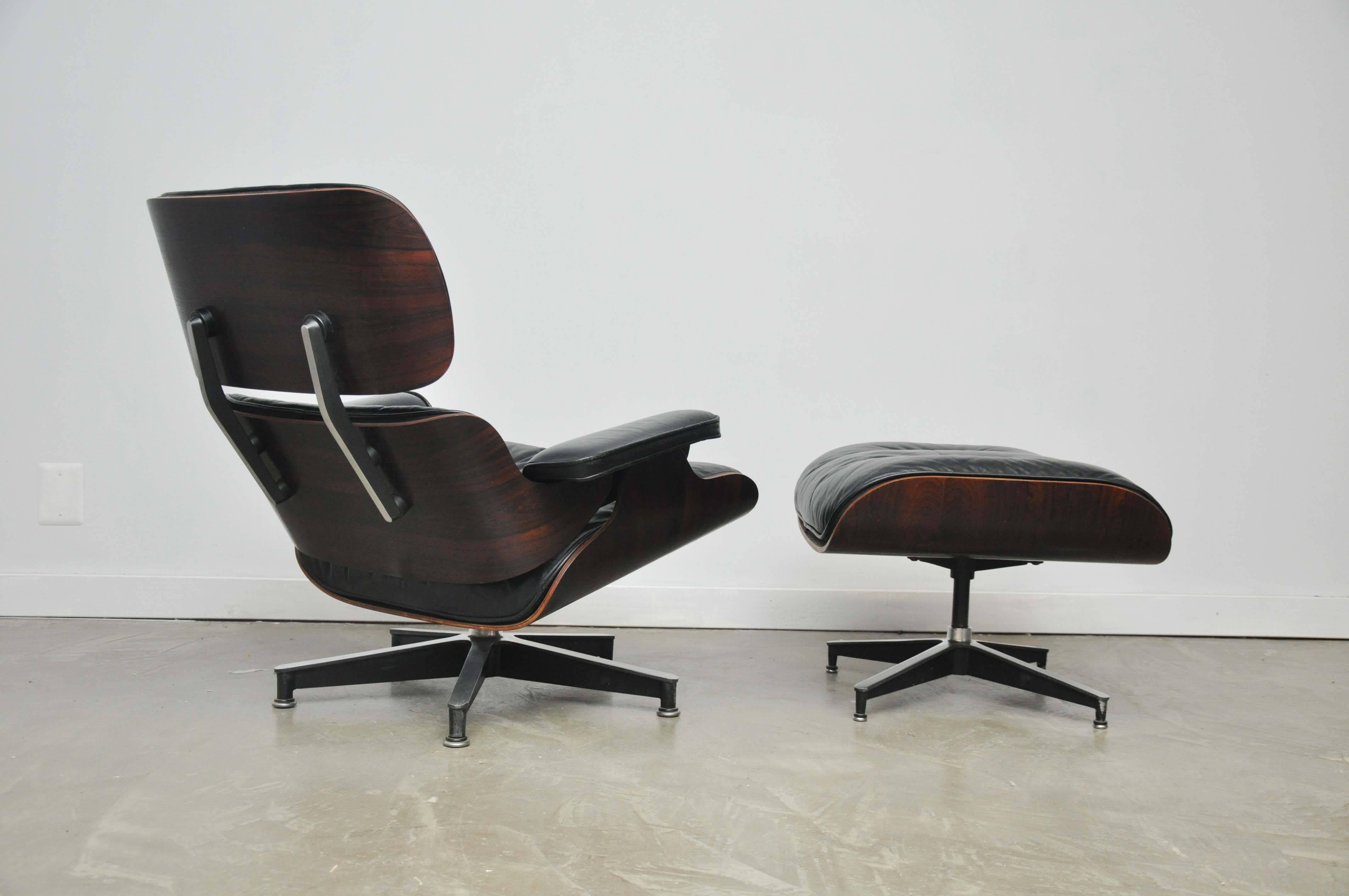 Early Rosewood Charles Eames Lounge Chair for Herman Miller In Excellent Condition In Chicago, IL