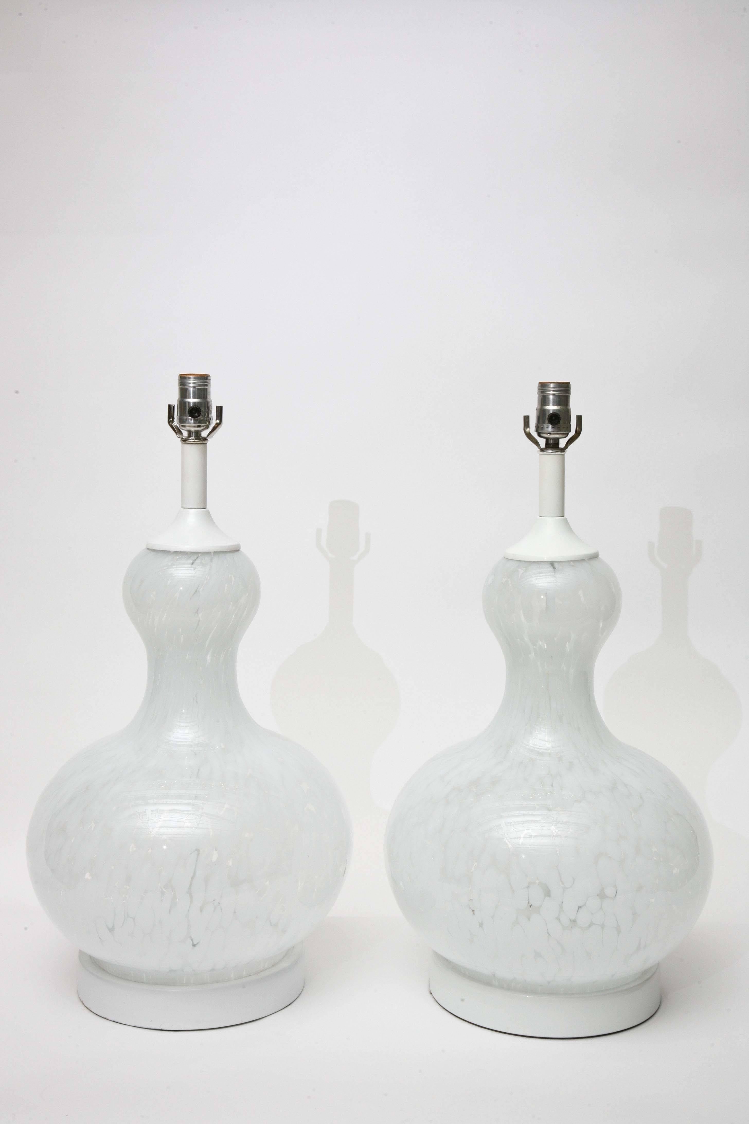 Mid-Century Modern Paire de lampes en verre de Murano soufflé à la main de la fin des années 1960 en vente