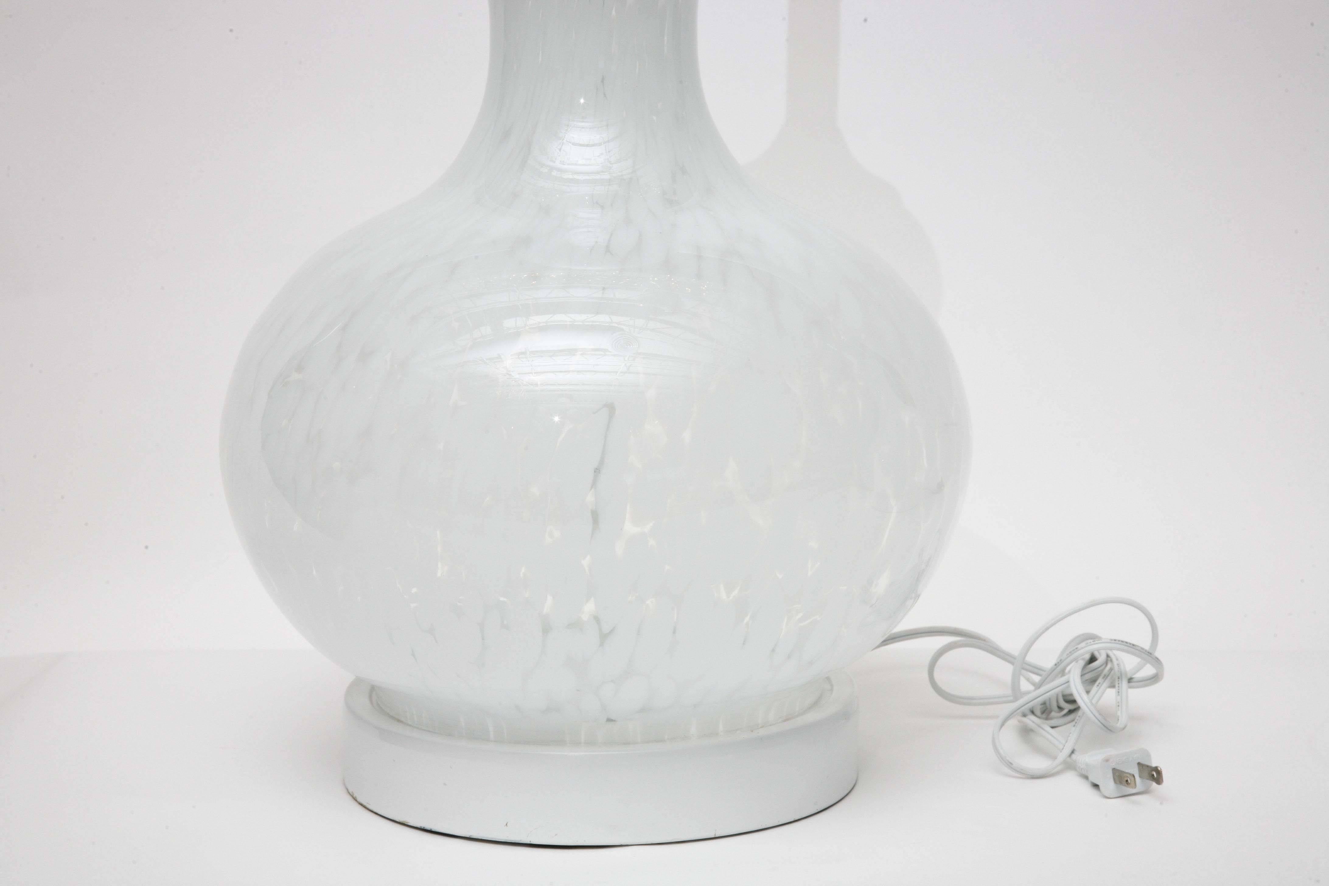 Milieu du XXe siècle Paire de lampes en verre de Murano soufflé à la main de la fin des années 1960 en vente