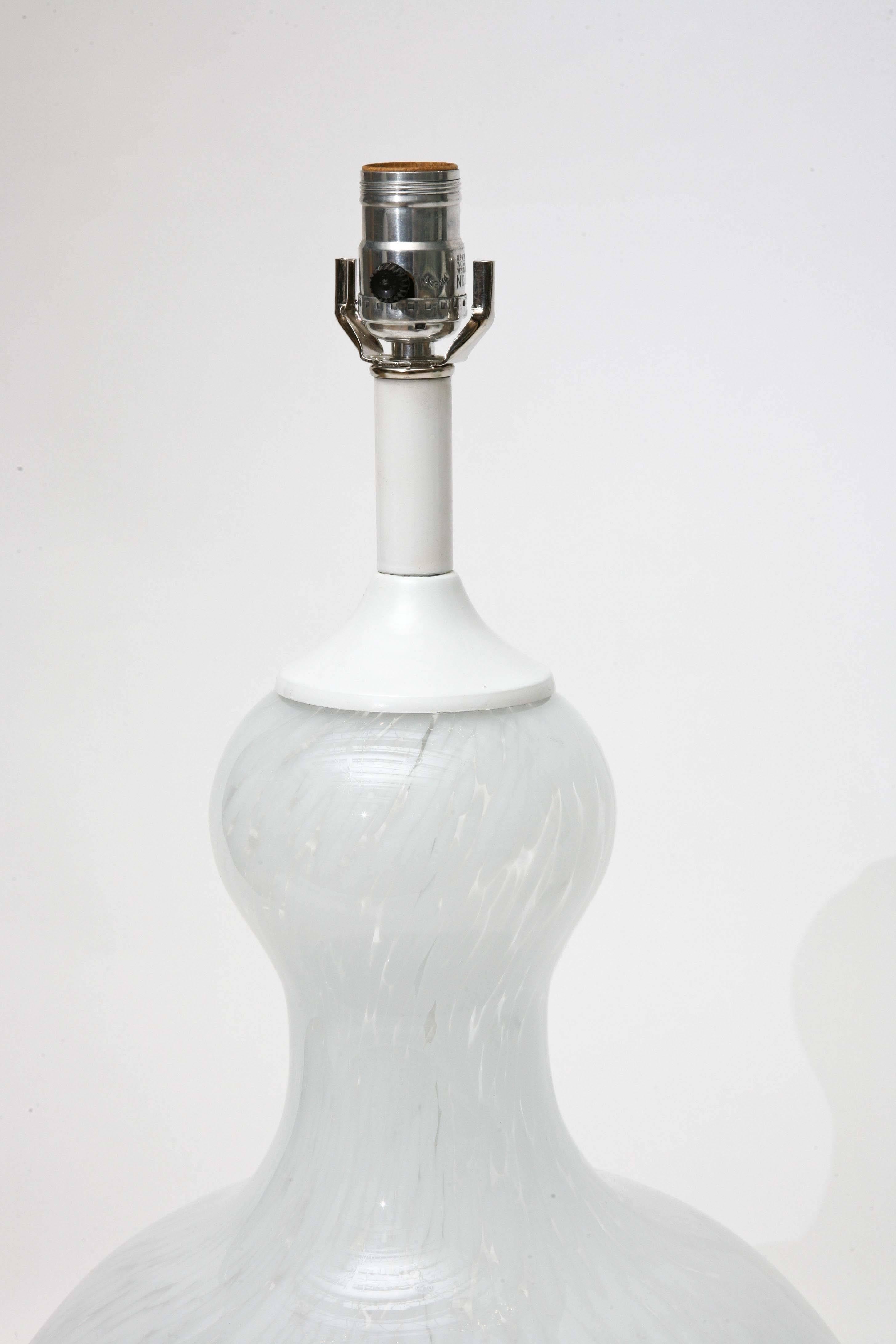 Paire de lampes en verre de Murano soufflé à la main de la fin des années 1960 en vente 1